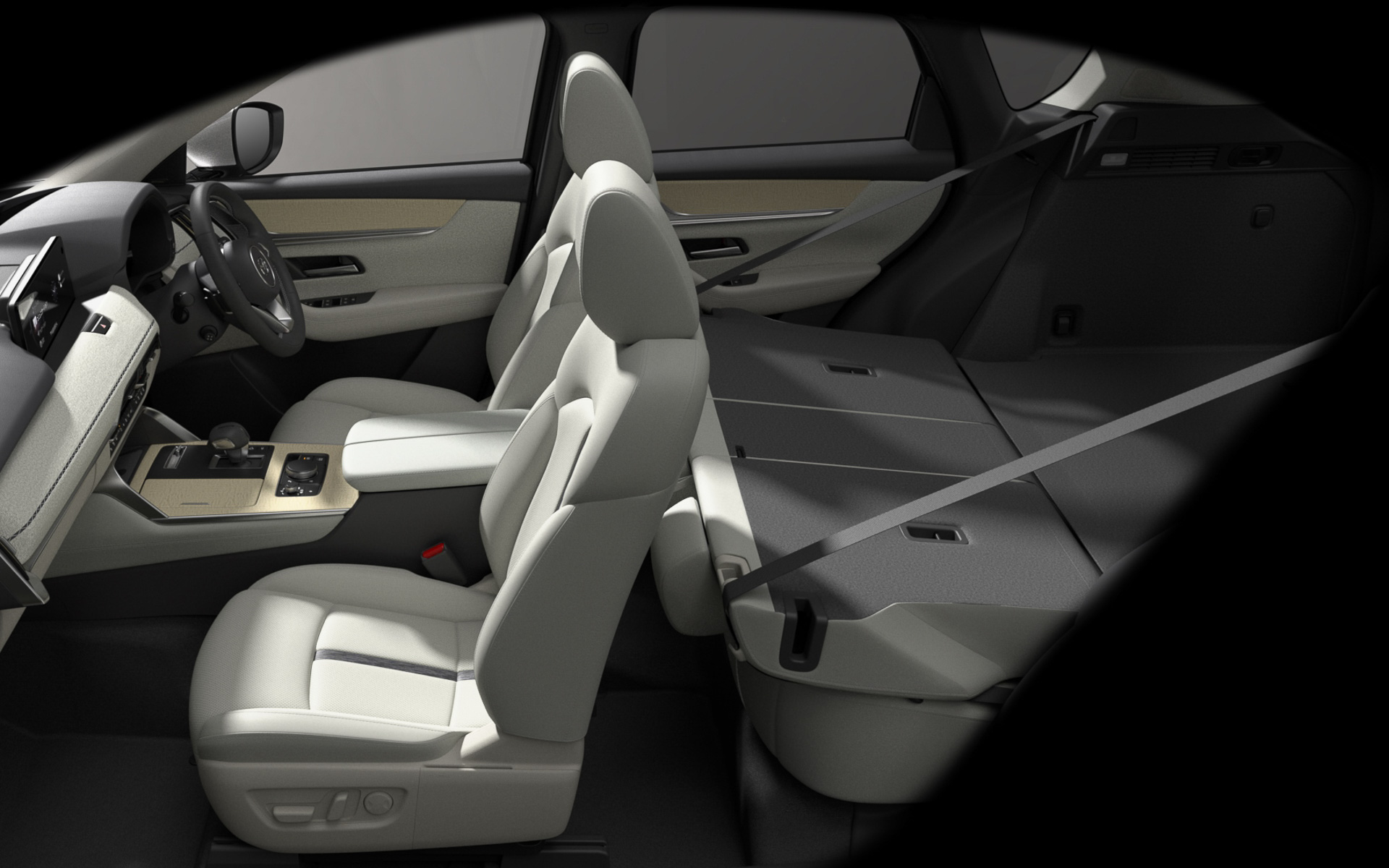 後部席は4：2：4の3分割タイプで中央だけ倒せば4名乗車で長い荷物も積載できる