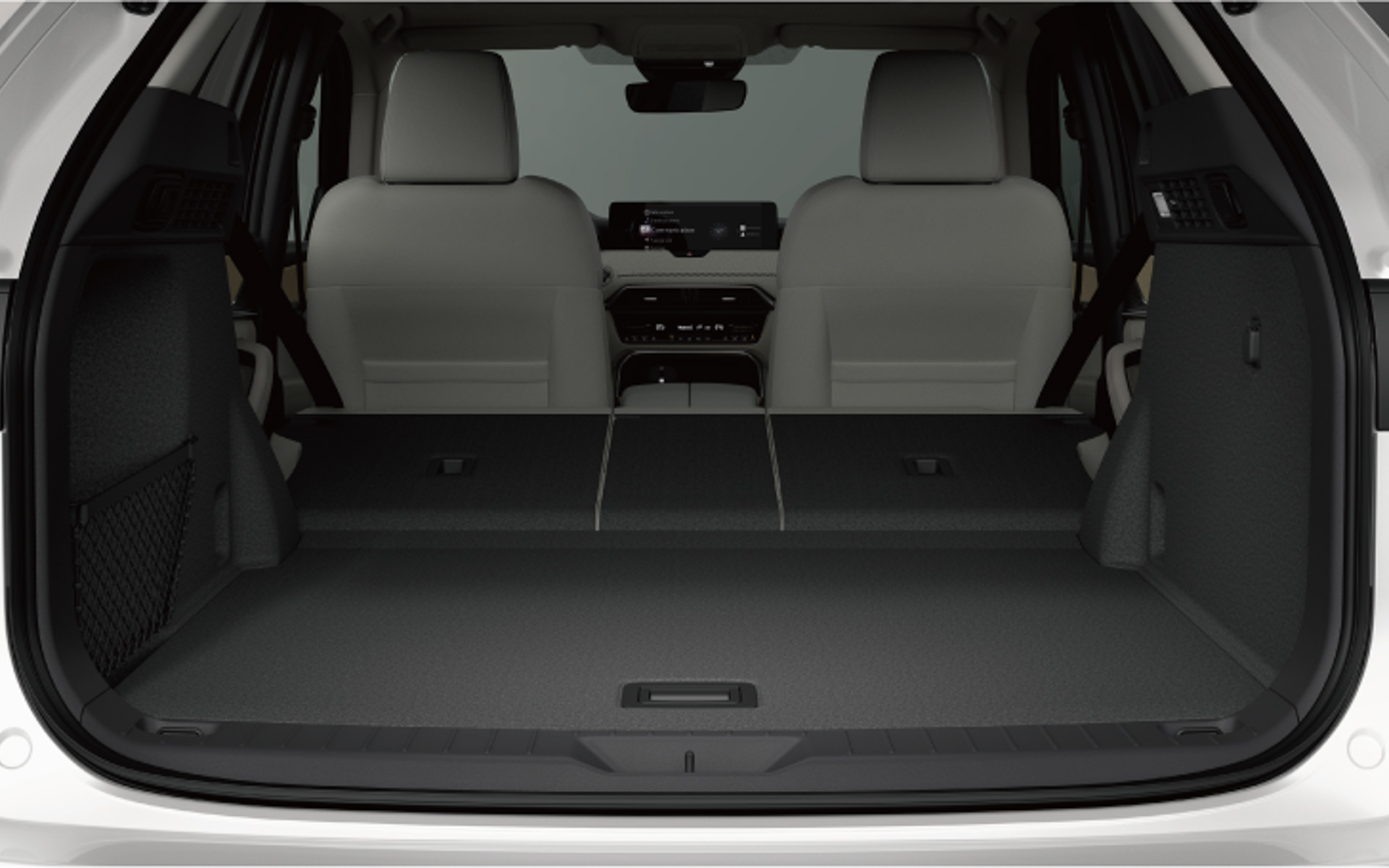 後部席は4：2：4の3分割タイプで中央だけ倒せば4名乗車で長い荷物も積載できる