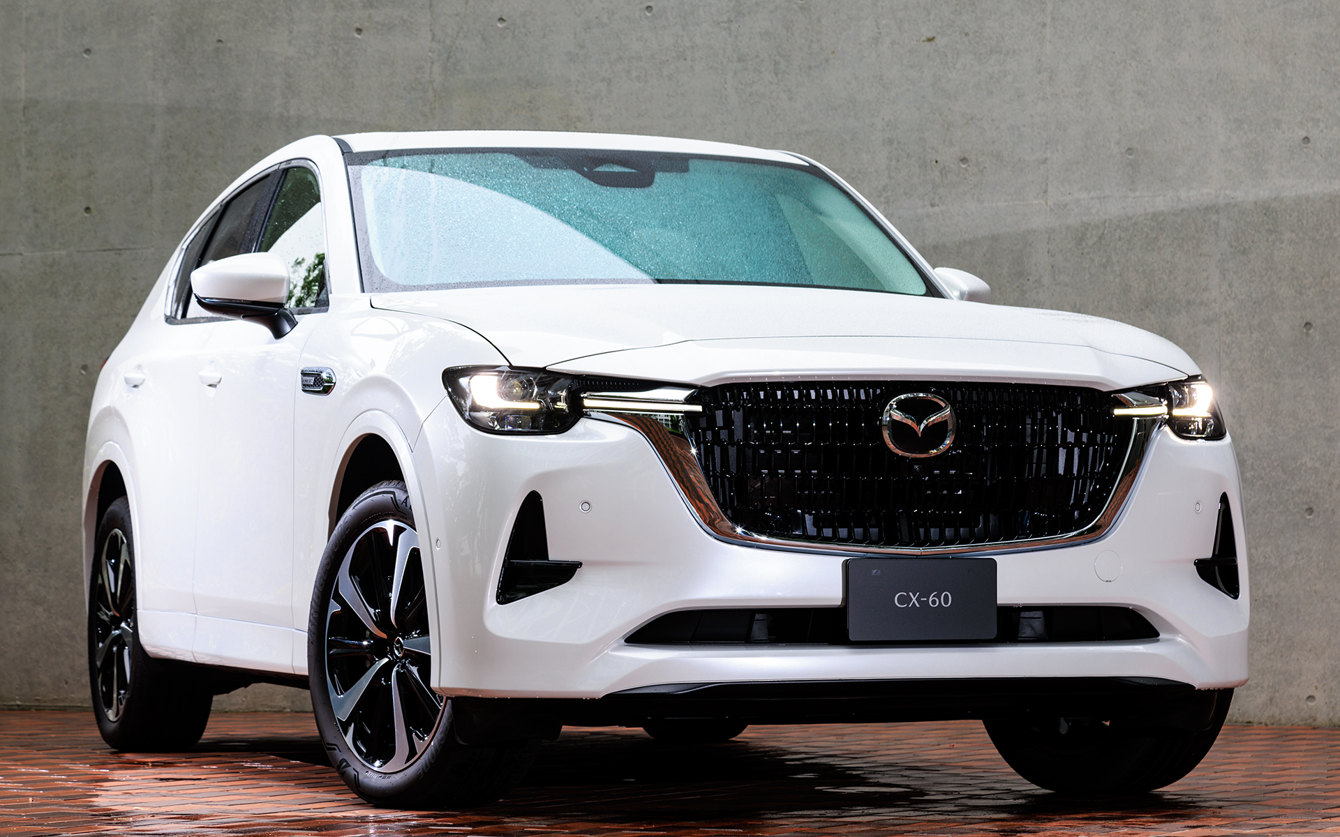 走る歓びを追求した新型SUV「CX-60」。撮影車両はXD-HYBRID premium Modern。ボディカラーは新色のロジウムホワイトプレミアムメタリック