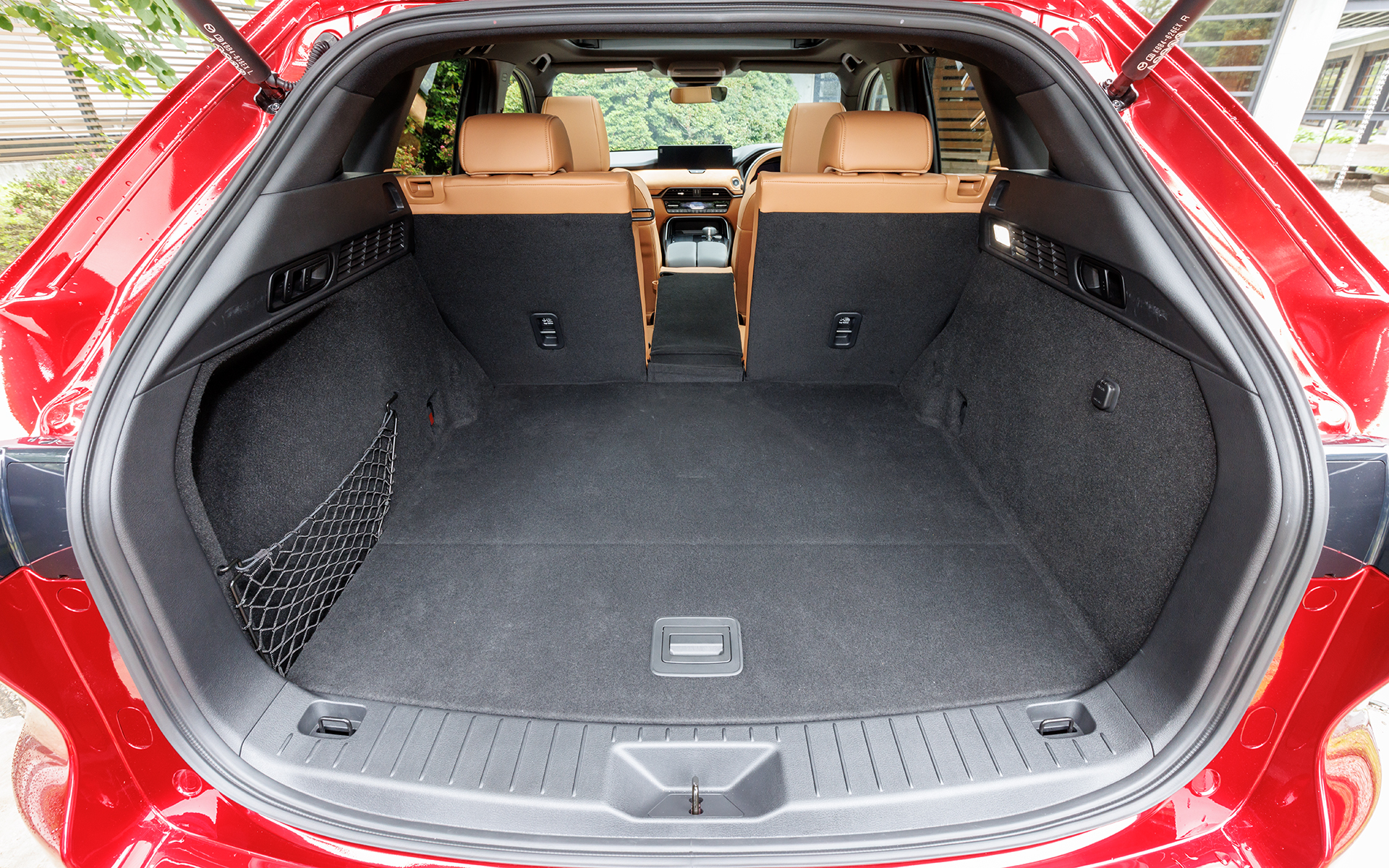 ラゲッジスペースのアレンジ。従来モデルと同じく壁面のレバーで背もたれの前倒しが可能