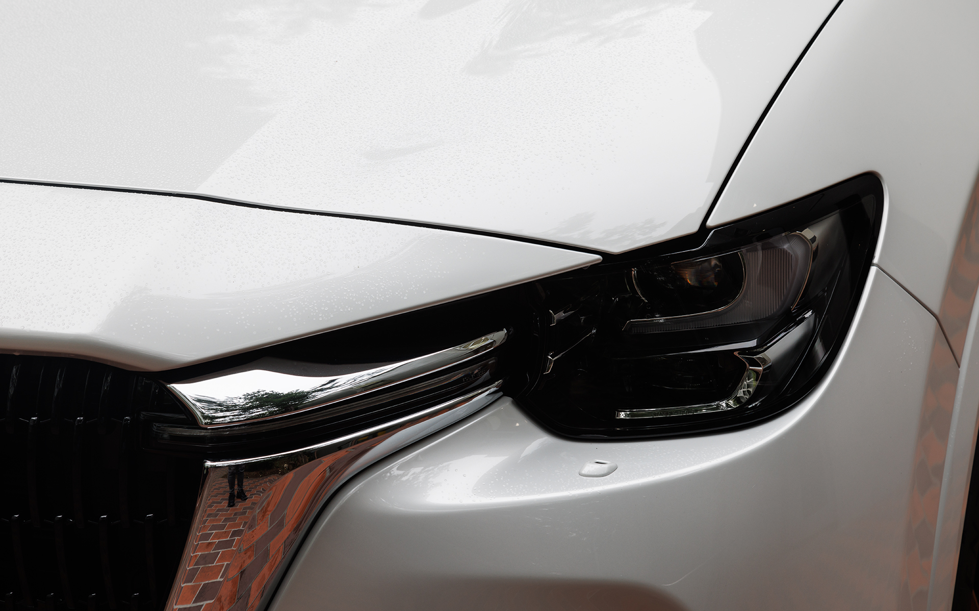 LEDヘッドライトが全車標準。XDとS Package以外には対向車などに応じて明るさや照射範囲を自動的に変化させるアダプティブLEDヘッドライト機能も装備