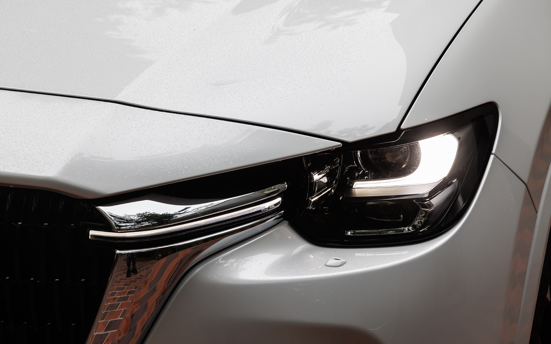 LEDヘッドライトが全車標準。XDとS Package以外には対向車などに応じて明るさや照射範囲を自動的に変化させるアダプティブLEDヘッドライト機能も装備