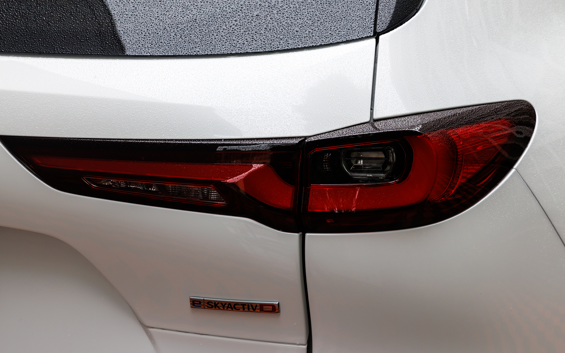 リアコンビランプの点灯パターン。リアフォグランプは4WD車に設定