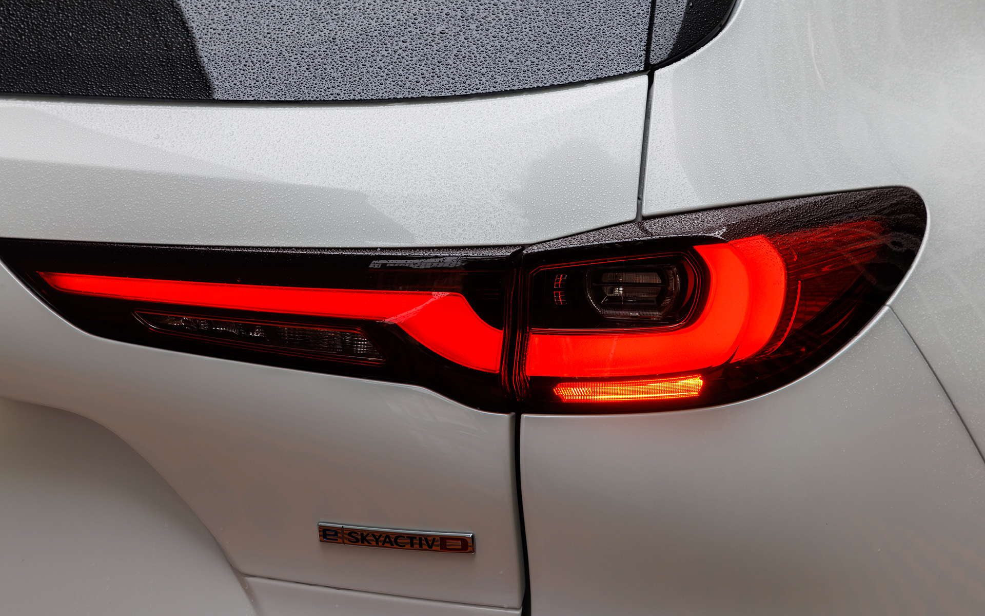 リアコンビランプの点灯パターン。リアフォグランプは4WD車に設定