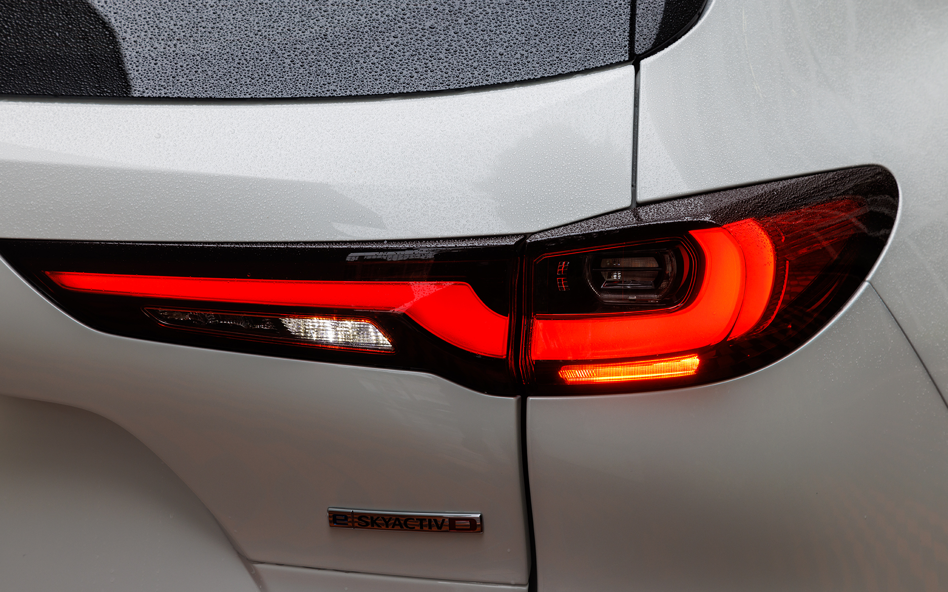 リアコンビランプの点灯パターン。リアフォグランプは4WD車に設定