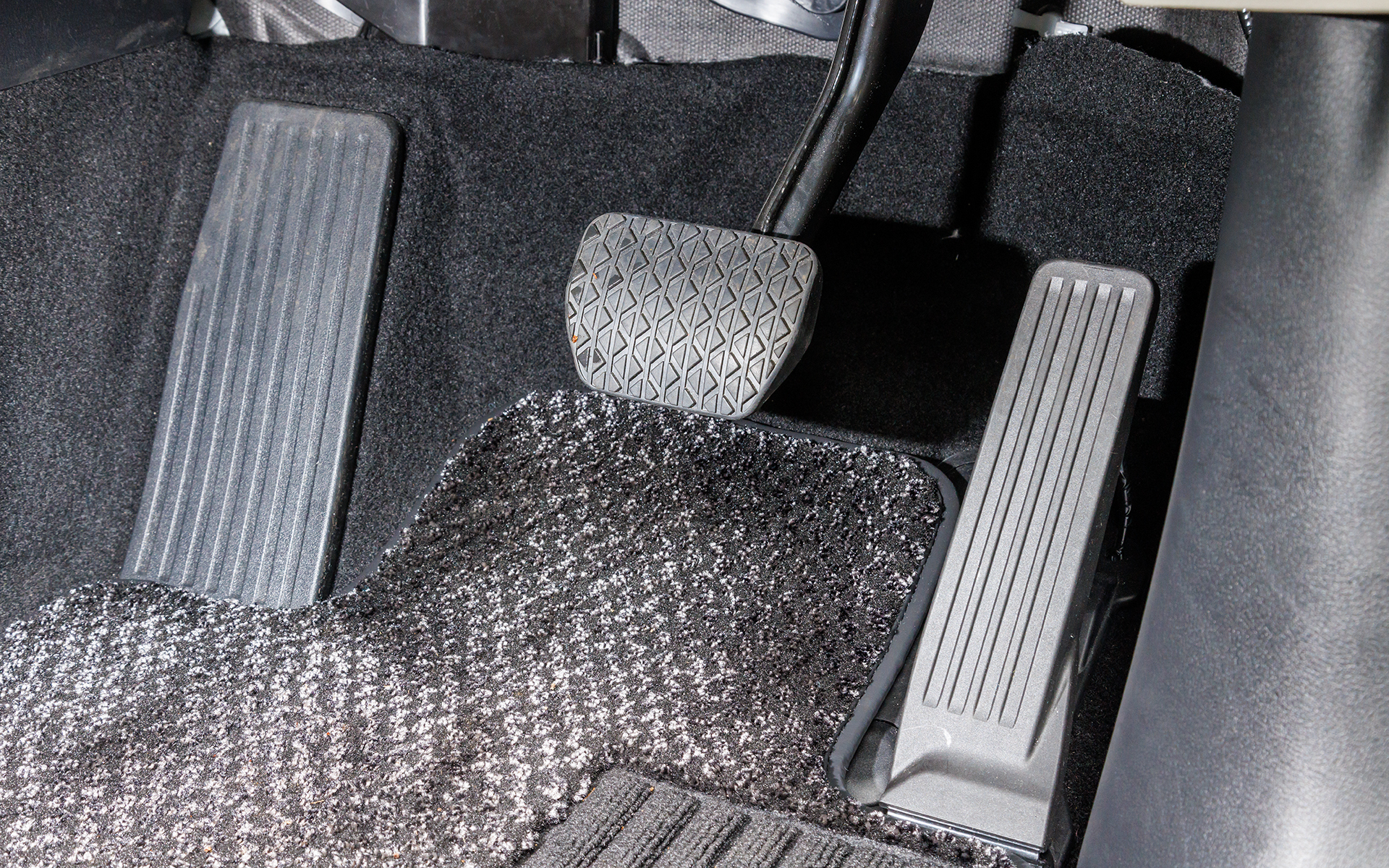 ペダルまわり。アクセルペダルは従来車と同じくオルガン式