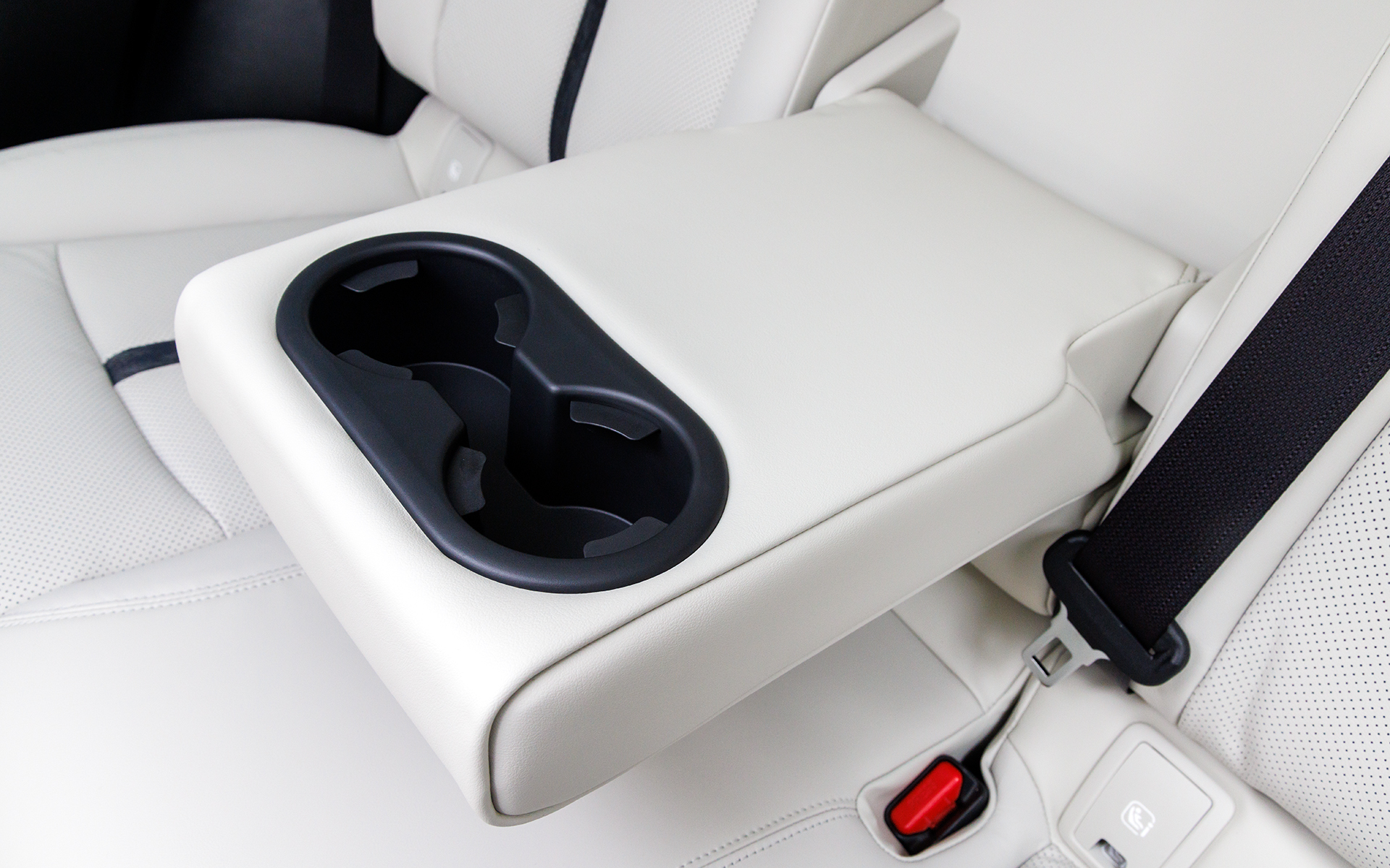 収納式のアームレストにはカップホルダーを用意