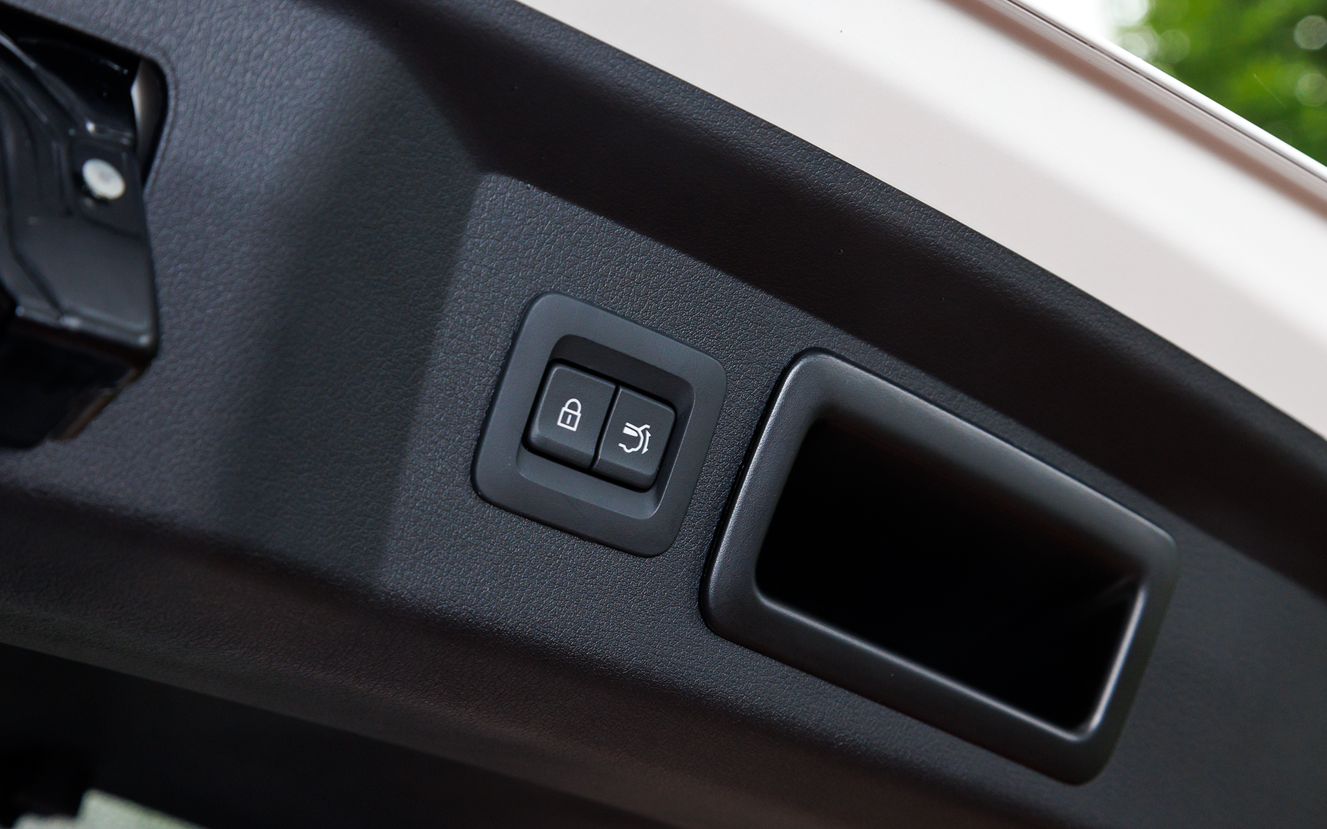 パワーリフトゲートはL Package以上のグレードに標準