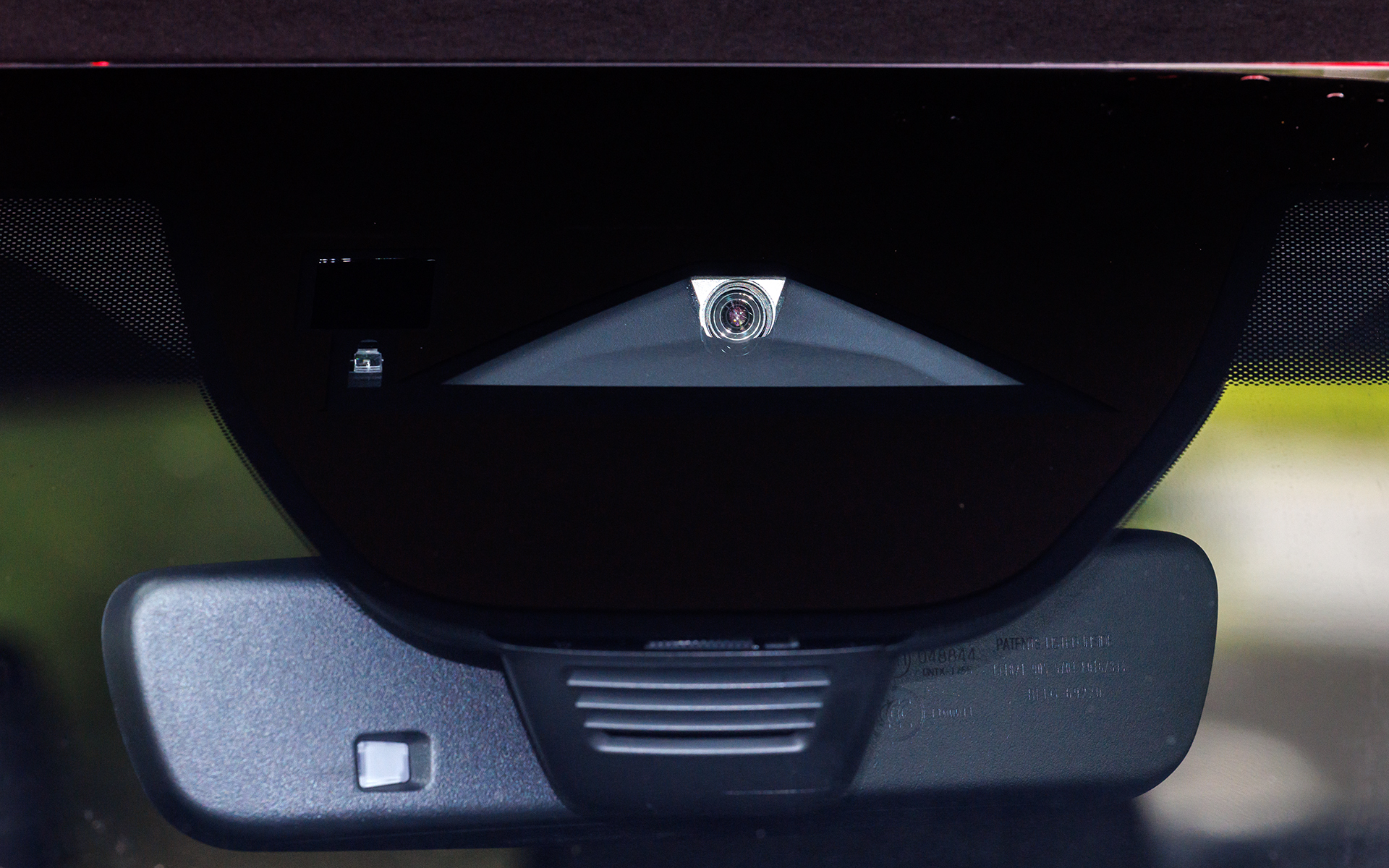 安全装備用の単眼カメラ。こちらはグレードによる違いはない