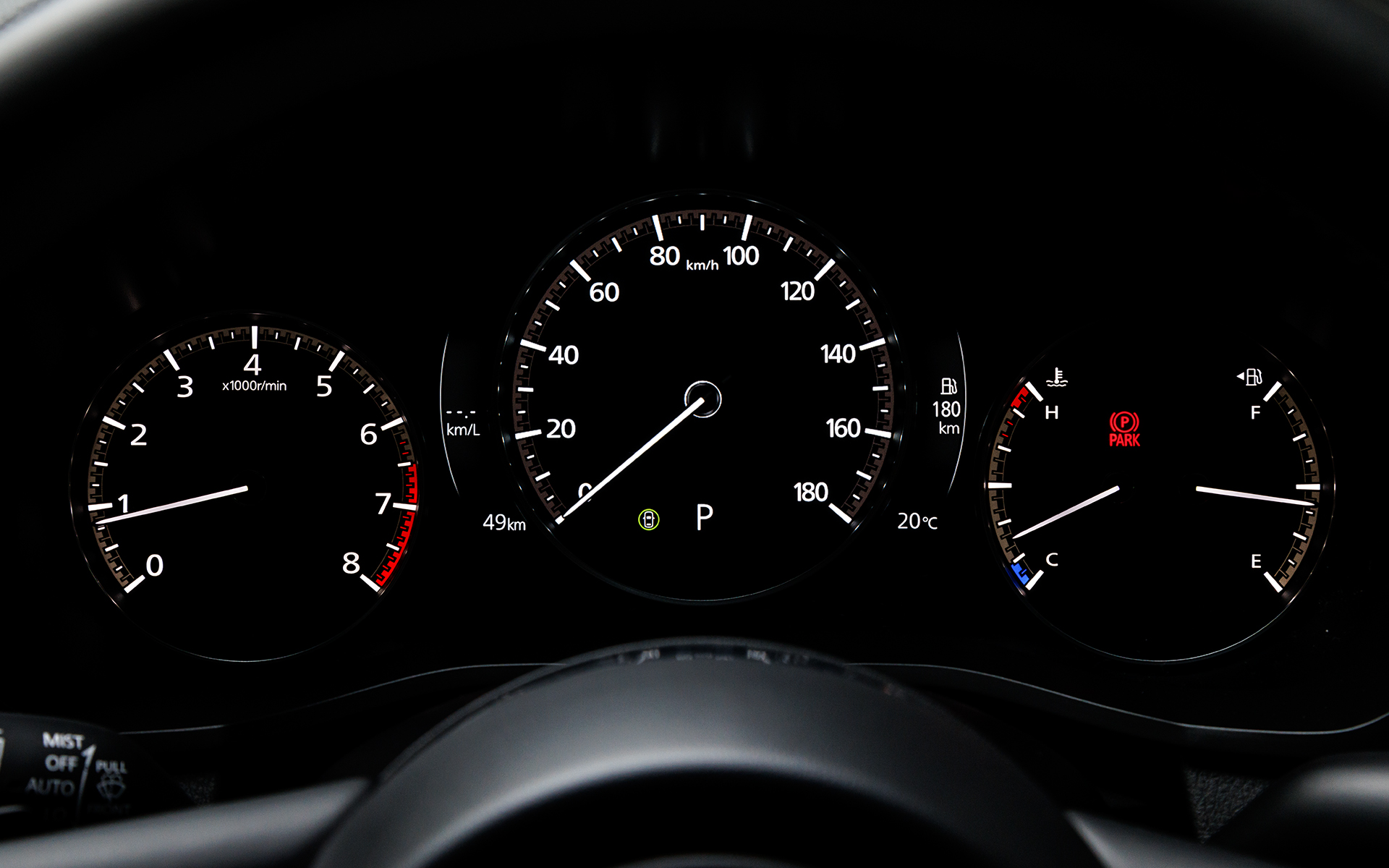 左右の2眼メーターと中央の7インチ液晶のインフォメーションディスプレイの組み合わせ。Mi-DRIVEスイッチでSPORTを選べば表示も変化