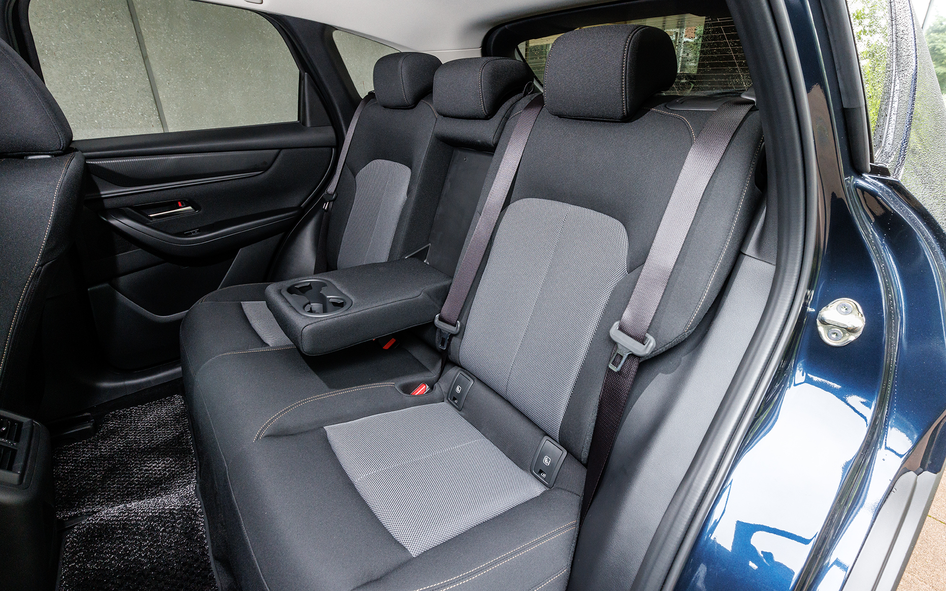 センターアームレストは標準