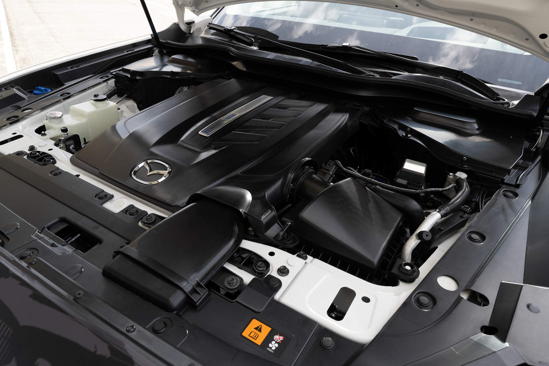 直列4気筒DOHC 2.5リッターガソリンエンジン「SKYACTIV-G 2.5」にプラグインハイブリッドとトルコンレス8速AT＋AWDシステムを組み合わせたガソリンPHEVモデル。エンジンの最高出力は141kW（191PS）/6000rpm、最大トルクは261Nm/4000rpm（日本仕様社内測定値）。モーターの最高出力は129kW（175PS）/5500rpm、最大トルクは270Nm/4000rpm