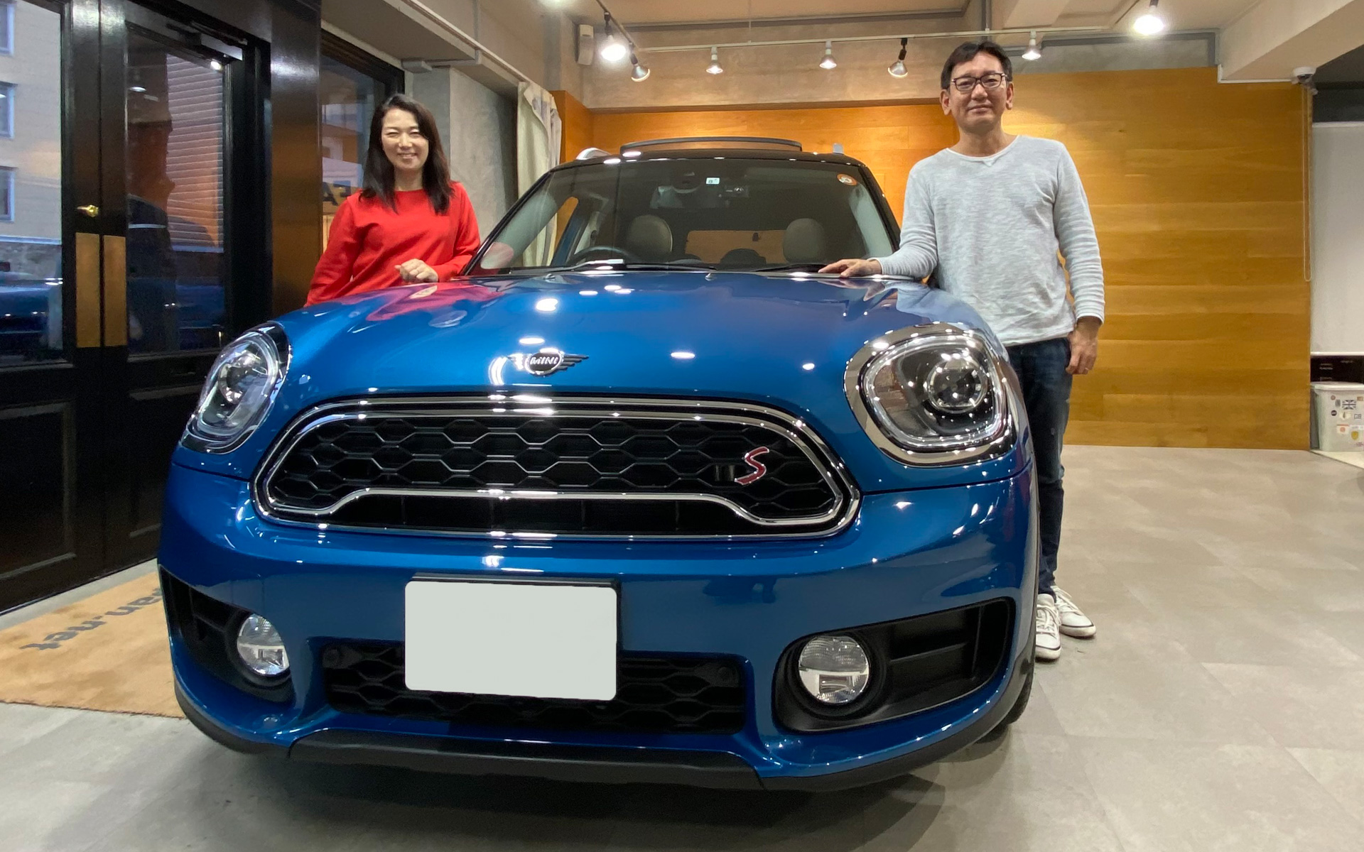 納車の記念にパチリ。世田谷区の環八沿いにある「iR（イール）」さんです。いろいろと親身になって対応していただき、とてもいいショップと巡り会えたのも嬉しいところ。こちらのショップはクラシックミニの扱いでも有名で、なんとそちらは入庫してくる台数に対して欲しいというお客様が多く、納車待ちならぬ「注文待ち」の行列ができているそうです