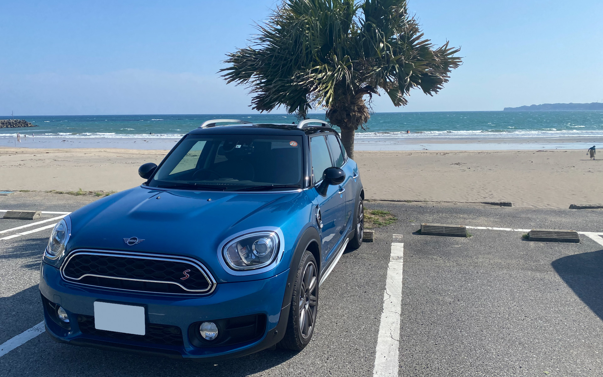 納車後、最初のドライブは海へ。これでサーフボードを積んでいたりしたら、めっちゃ似合いますよね？（なんて親バカですね）。これから夏休みに向けて、アウトドアデビューも思案中ですが、その前に室内の汚れ対策をなんとかしたいなと考えています。先輩MINIオーナーの皆さま、何かおすすめのグッズがあればぜひご指南を！