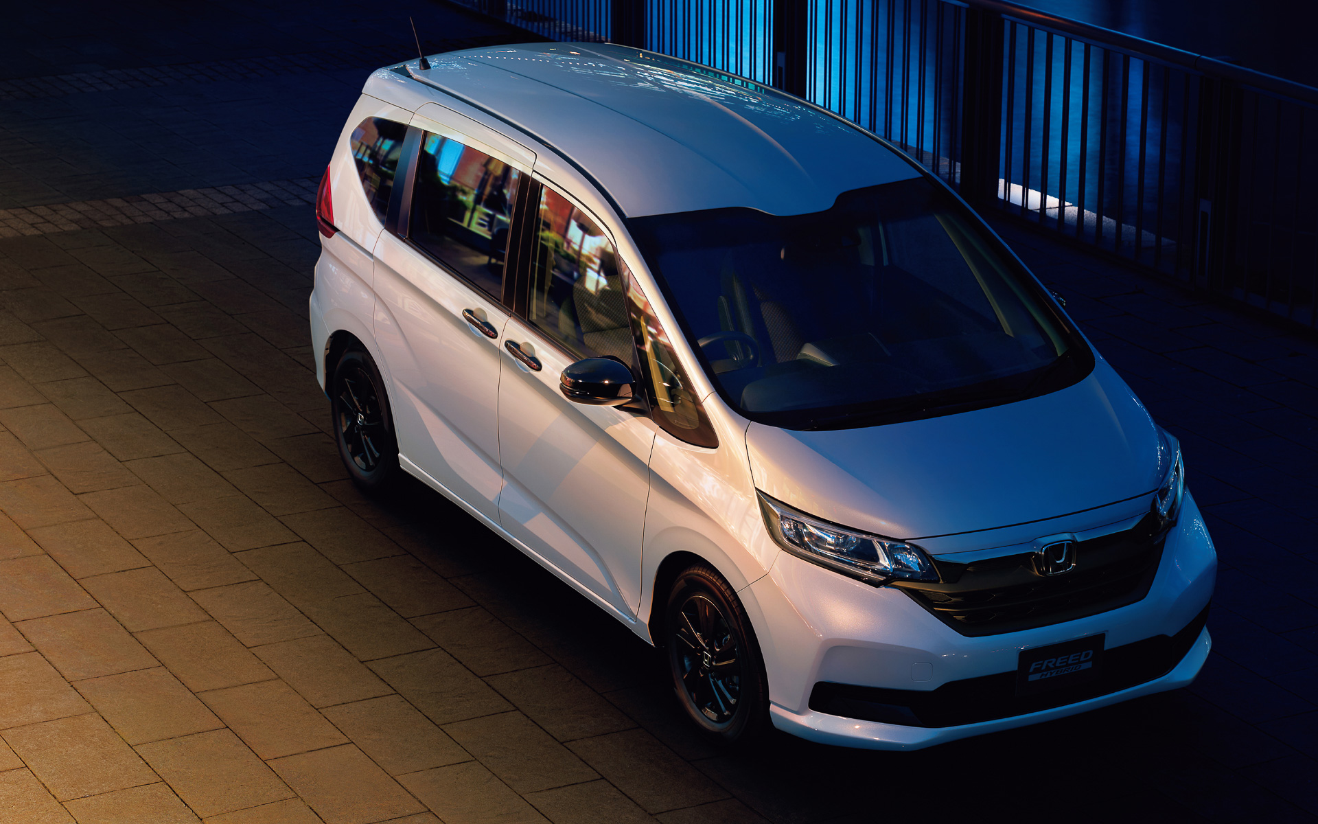 ホンダの「フリード」「フリード＋」が一部改良され、新たに上質な特別仕様車「ブラックスタイル」が追加設定された。画像はブラックスタイル