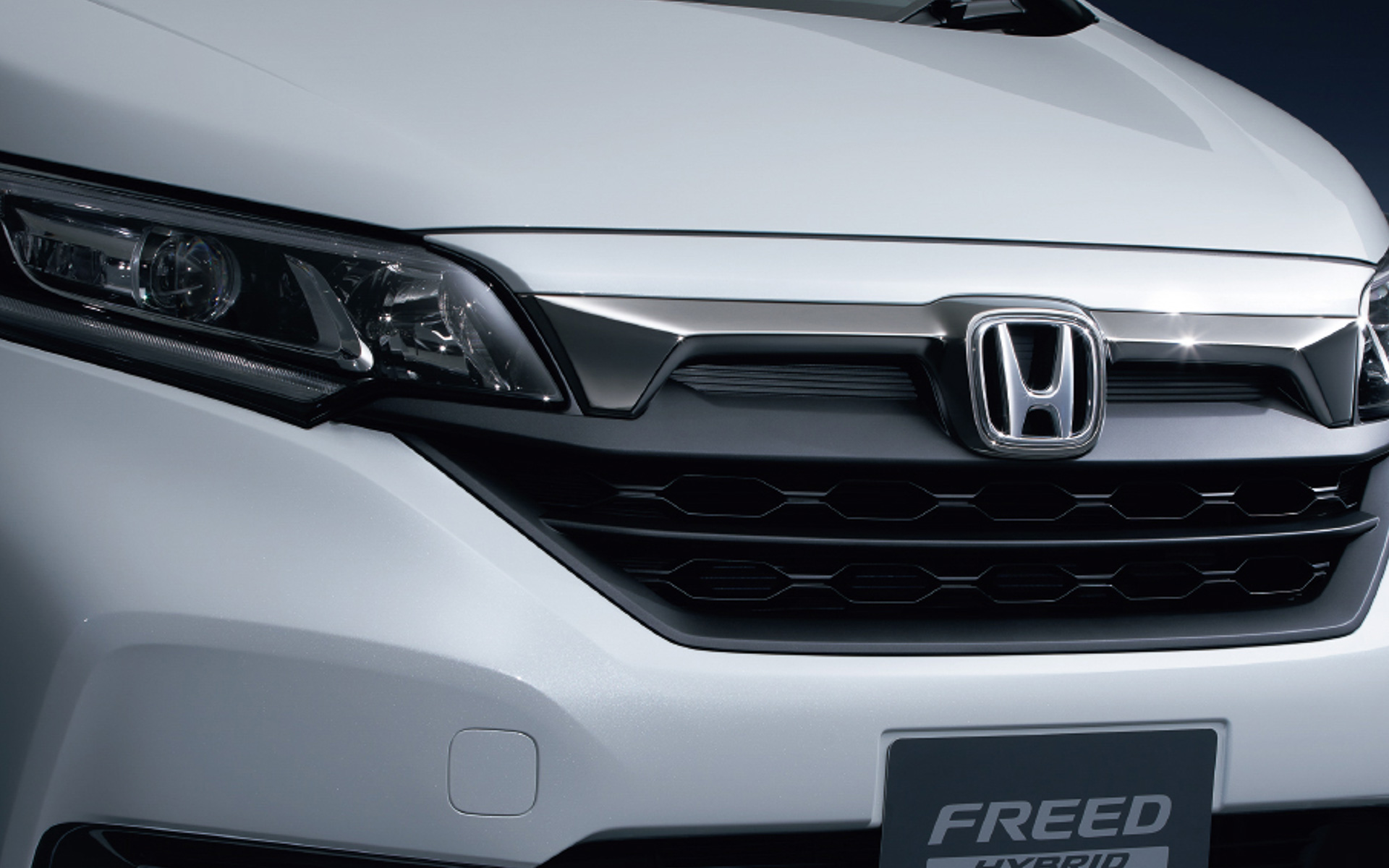 クロスターのフロントグリルを採用