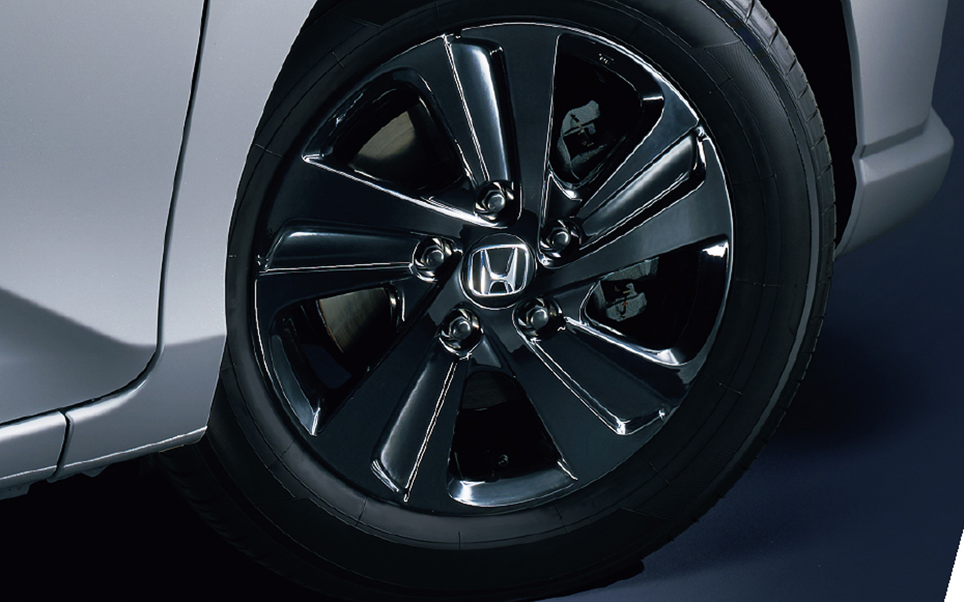 15インチホイールもブラックを採用