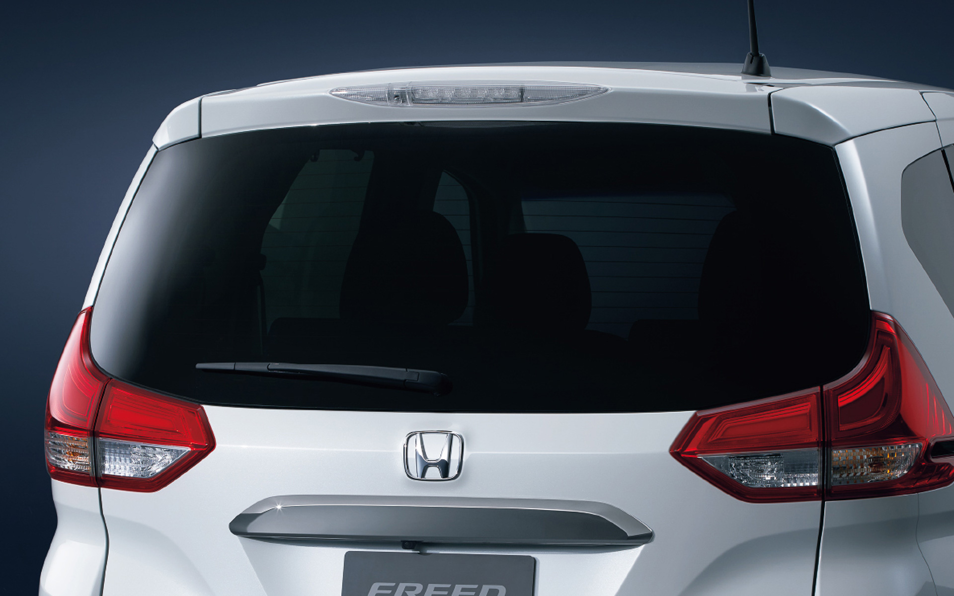 LEDハイマウントストップランプはクリアタイプに