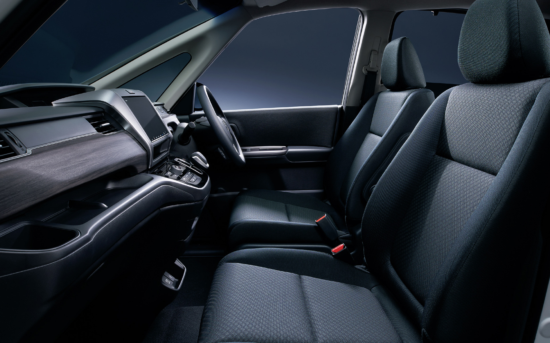 インテリアも各部をブラック化して引き締まった印象を付与している