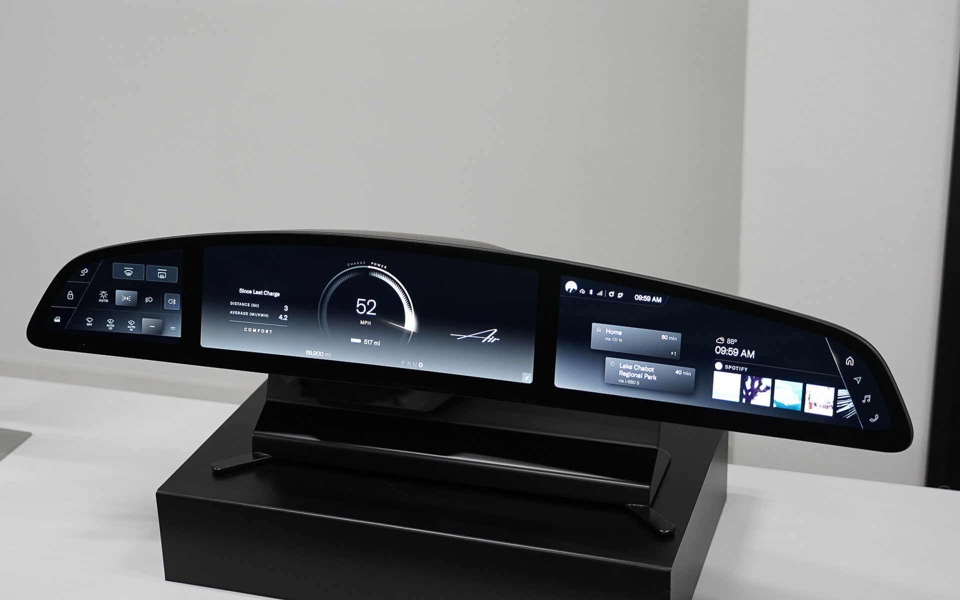 34型の車載統合コックピットディスプレイ