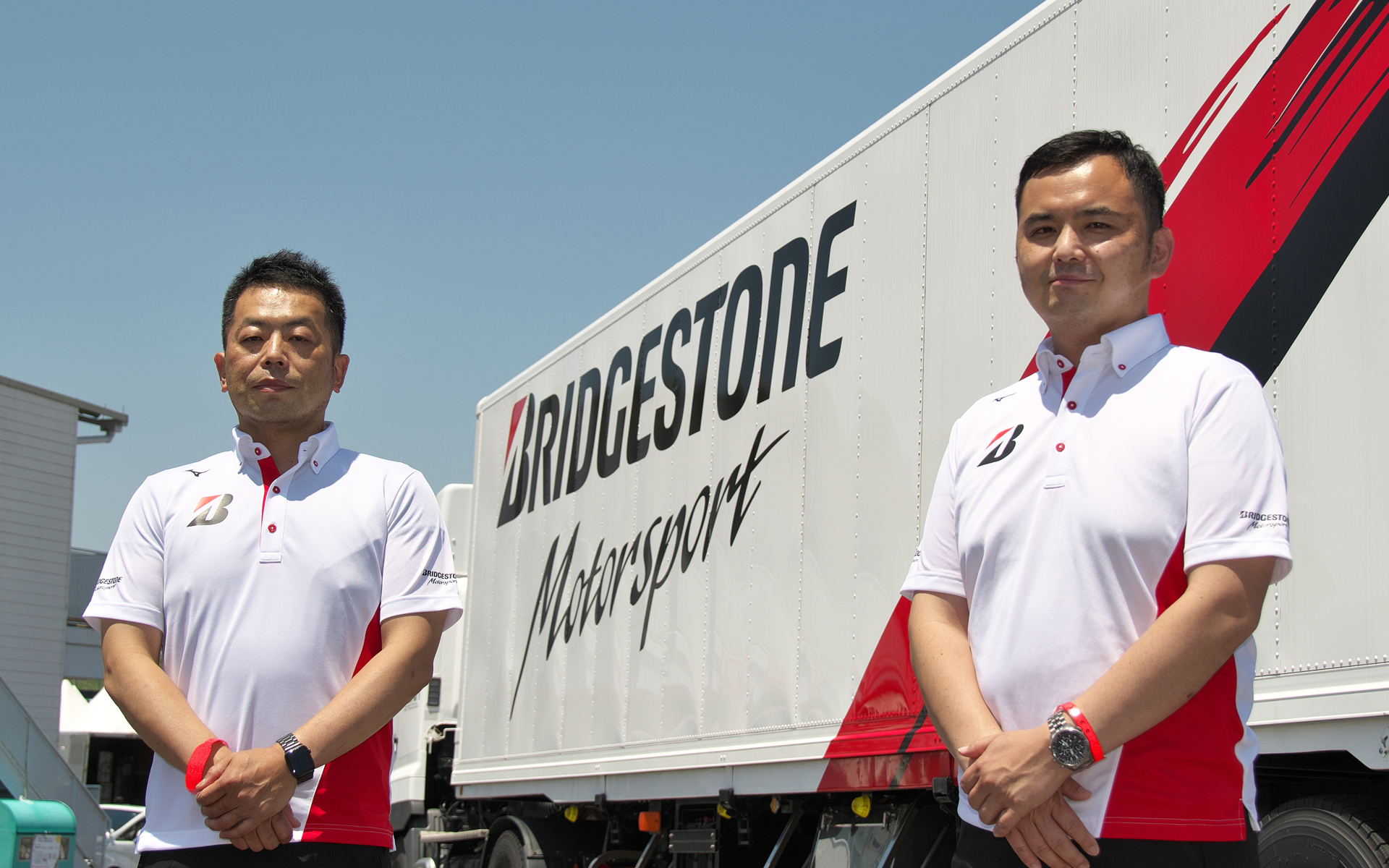 株式会社ブリヂストン モータースポーツ開発部門長 寺田浩司氏（左）、同 モータースポーツオペレーション課長 鈴木栄一氏（右）
