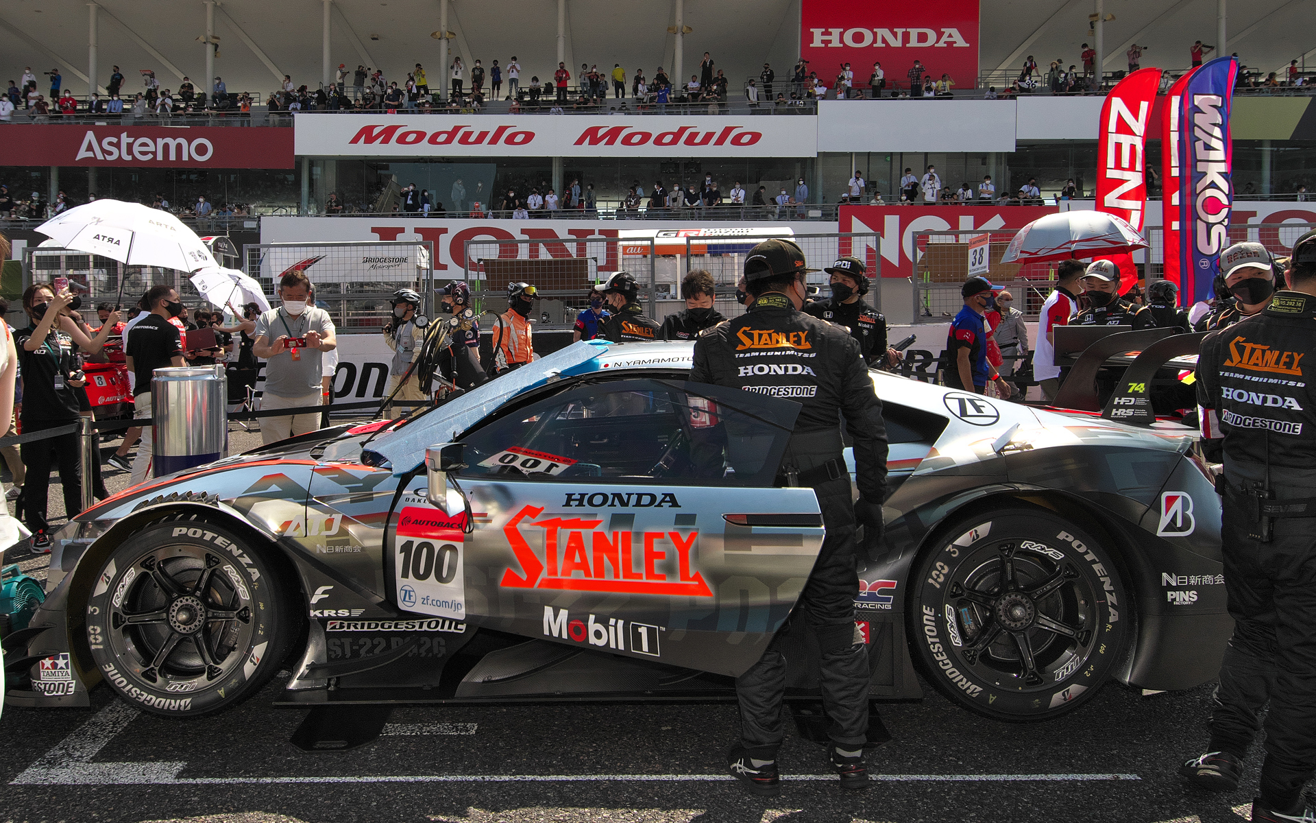 SUPER GTは自動車メーカーだけでなく、タイヤメーカーも激しく競っているので、そこに注目して観戦するのも楽しい