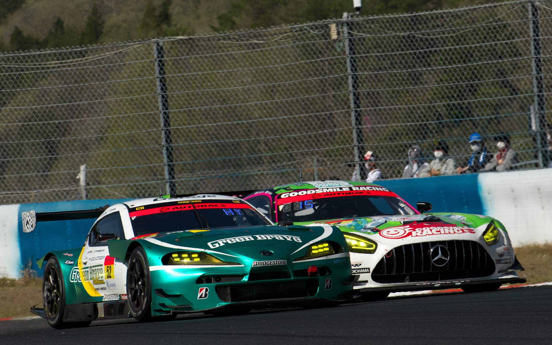 GT300クラスの52号車 埼玉トヨペットGB GR Supra GT（手前）