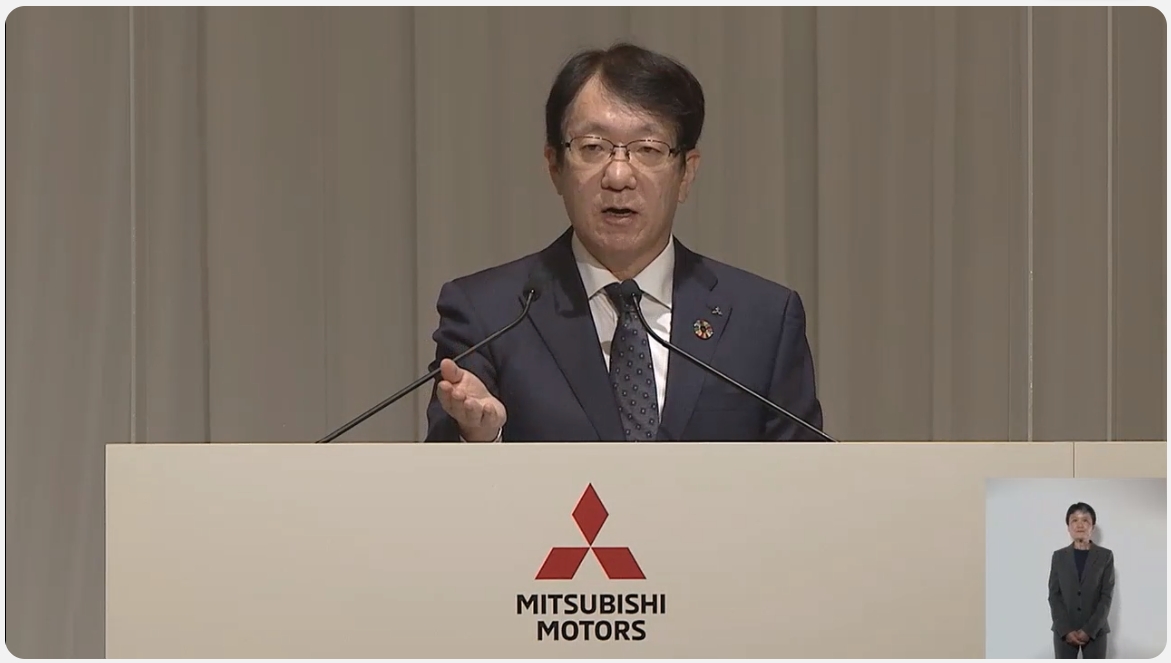 質問で挙手した株主を指名する加藤氏