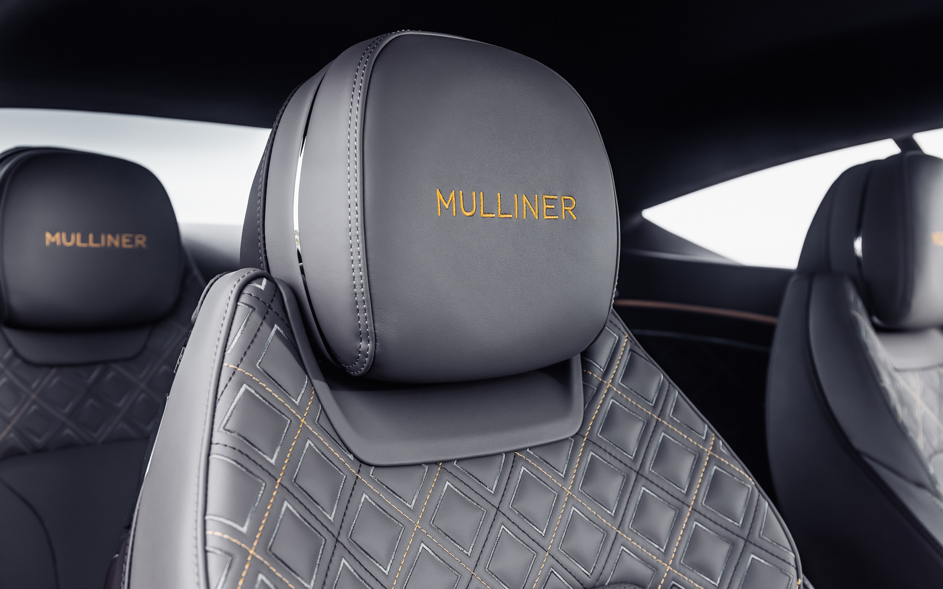 マリナーの刺繍が入るヘッドレスト