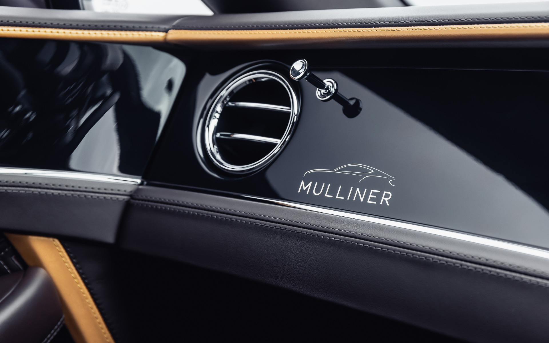 助手席前のインパネにはシルエットとロゴがあしらわれる