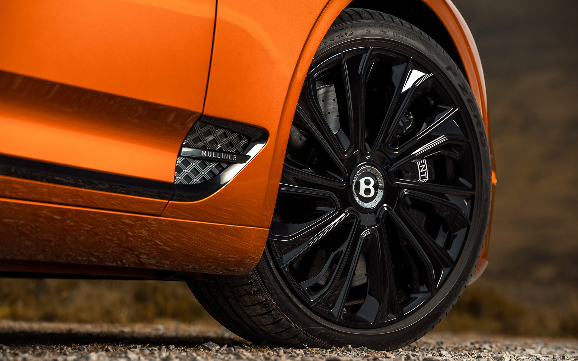 専用の22インチホイール。新開発のカーボンセラミックブレーキはオプション設定