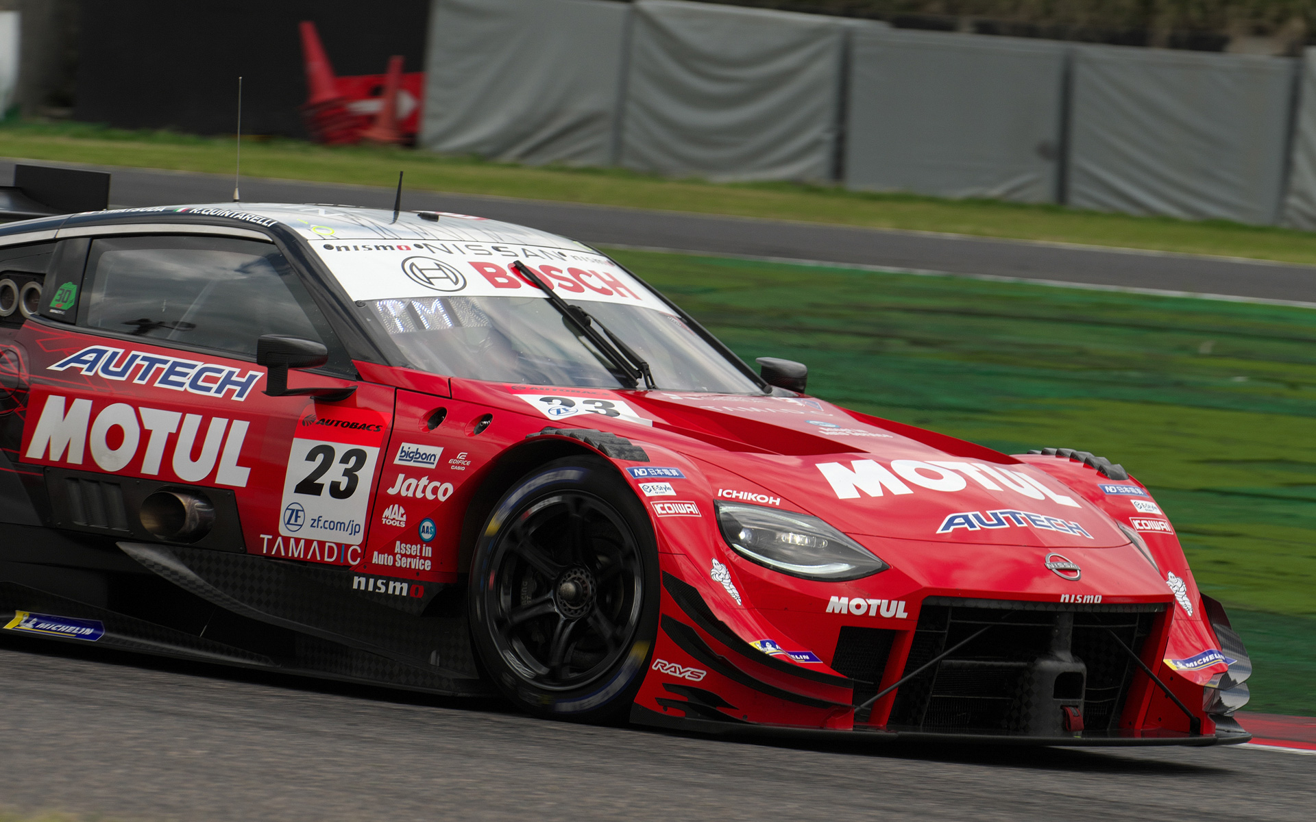 2022年シーズン、日産は「GT-R」に変えて新型「Z」を投入。写真は、23号車 MOTUL AUTECH Z（松田次生/ロニー・クインタレッリ組）