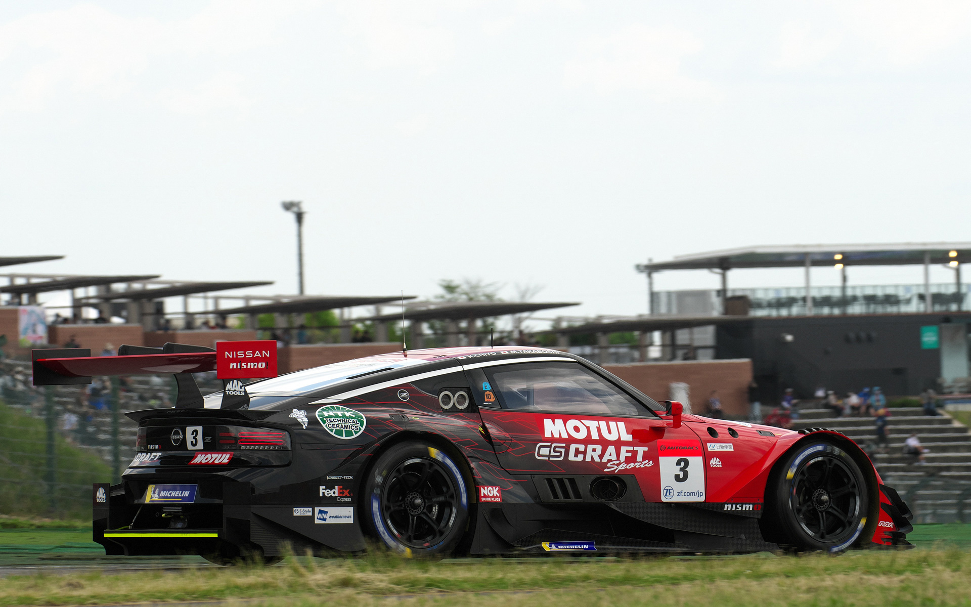 ミシュランを装着する3号車 CRAFTSPORTS MOTUL Z（千代勝正/高星明誠組）