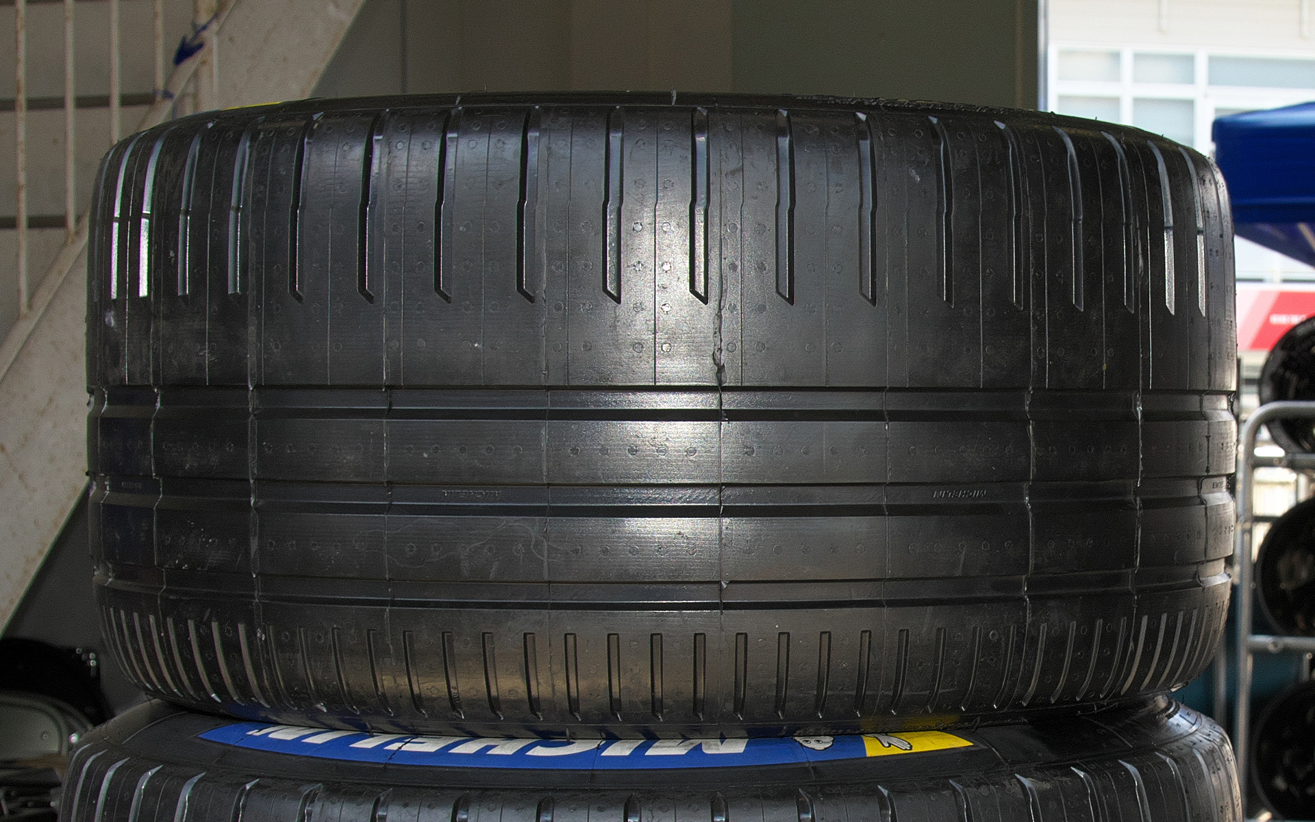 市販タイヤ「PILOT SPORT CUP 2」のパターンを採用したミシュランのSUPER GT用ウェットタイヤ