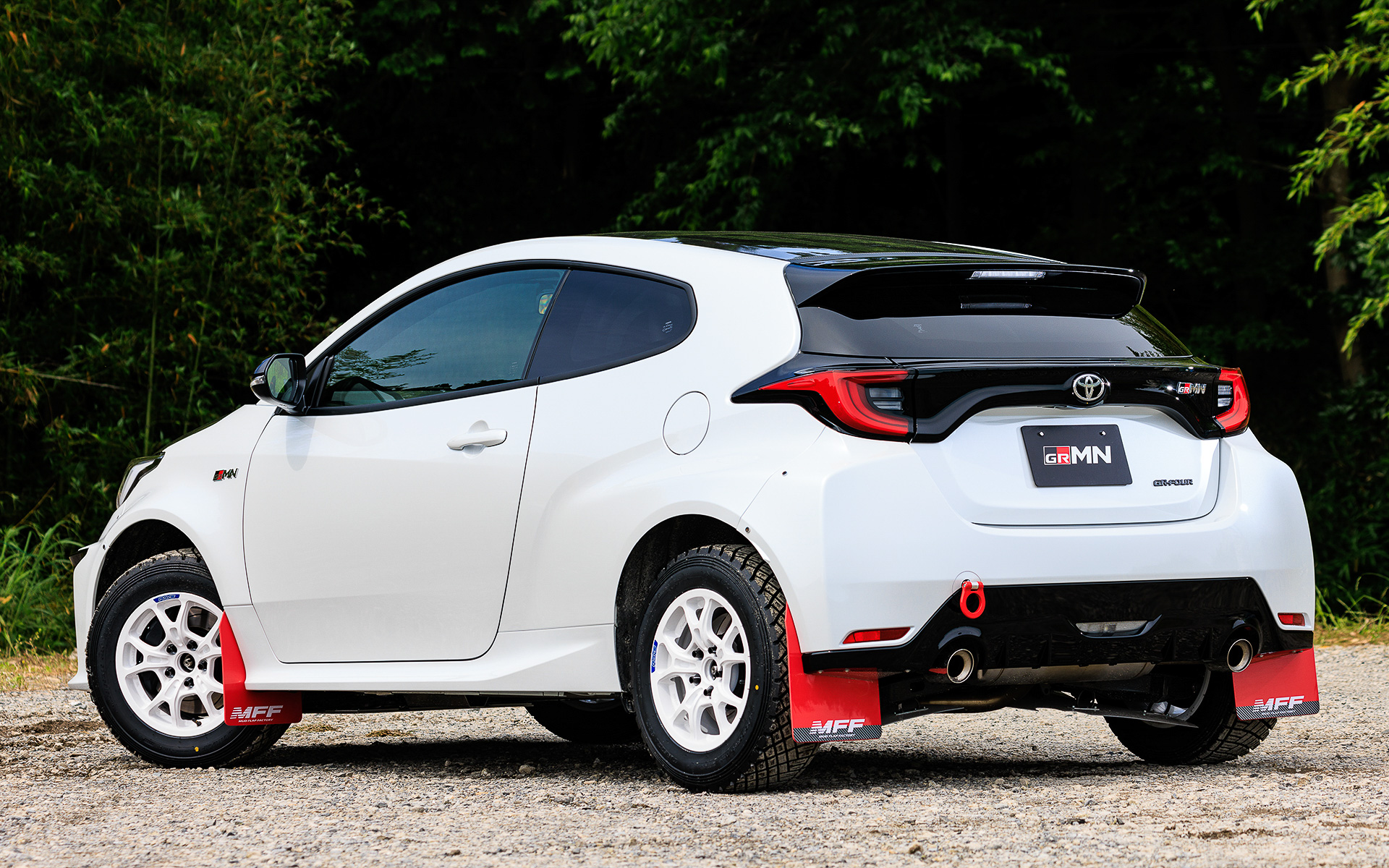 GRヤリスのフルチューンモデル「GRMNヤリス」。そのGRMNヤリスのオプション「ラリーパッケージ」装着車に今回試乗した。ラリーパッケージの主な追加装備としてはGRショックアブソーバー＆ショートスタビリンクセット、GRアンダーガードセット、GRロールバー（サイドバー有）などがあり、パッケージで用意される部品を全て装着した車両価格は837万8764円。今回ダート走行用にタイヤとホイールは別のものを装着