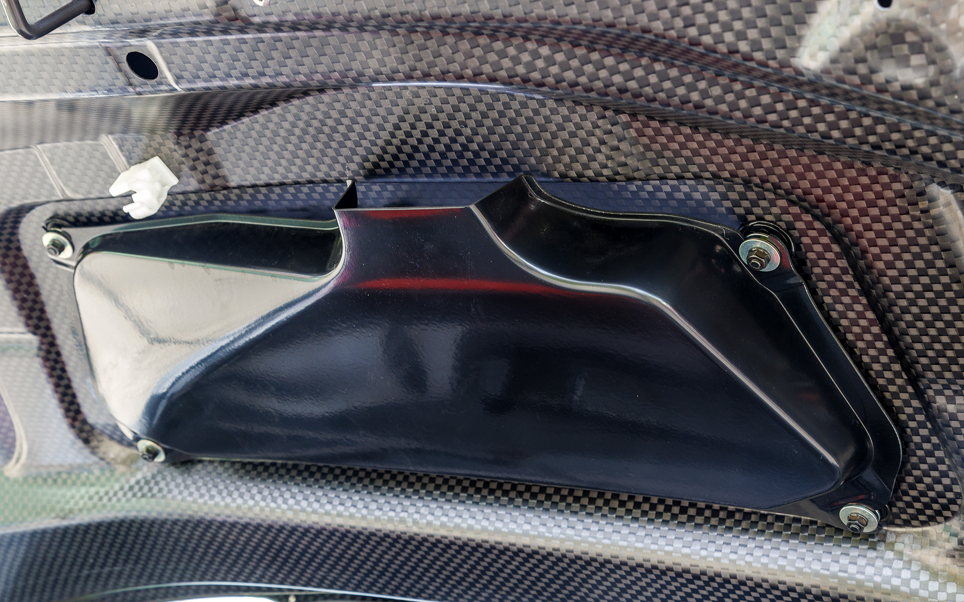 ボンネット裏の導風ボックスの形状はラリーの現場からフィードバック