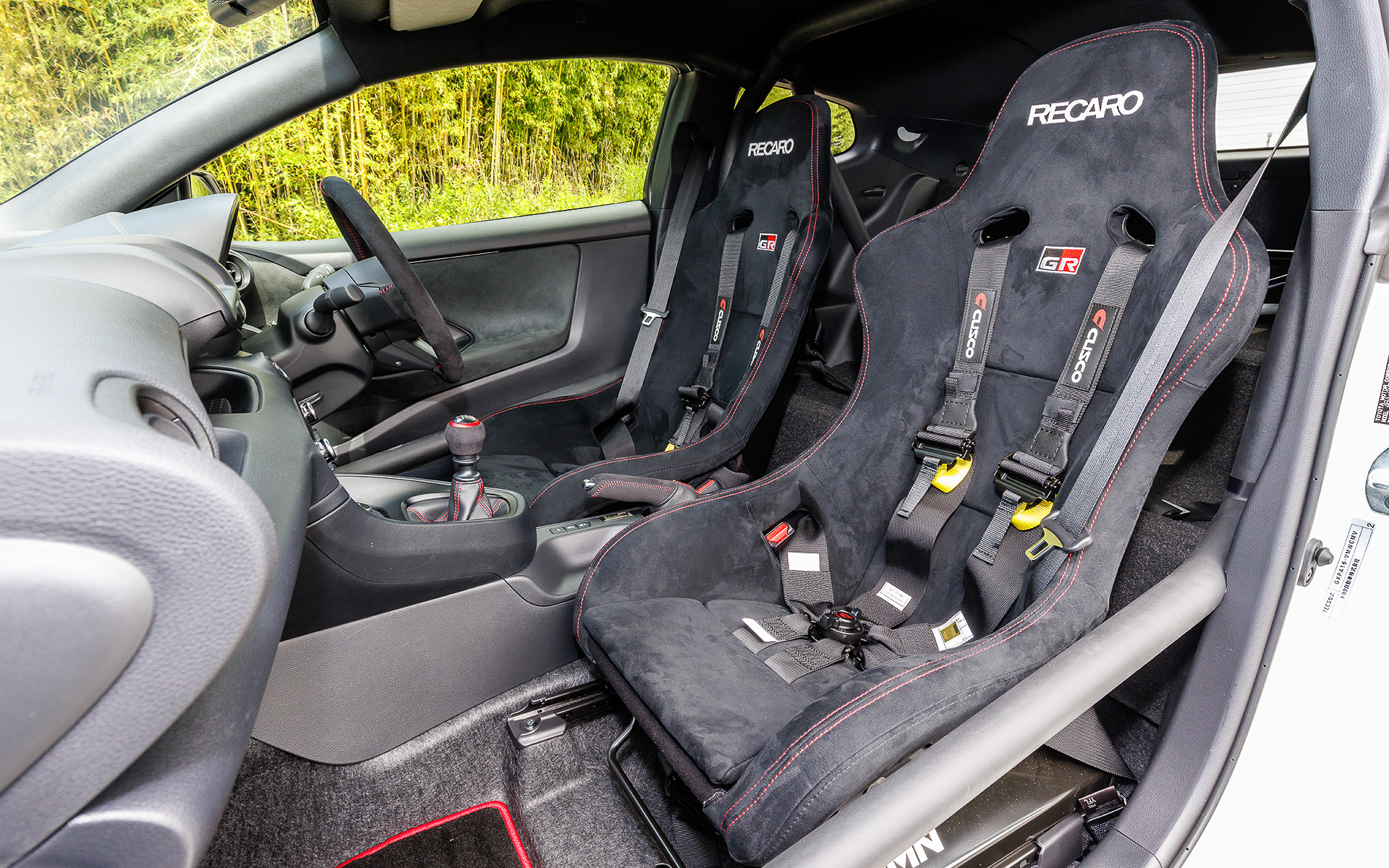 シートはレカロ製のフルバケット