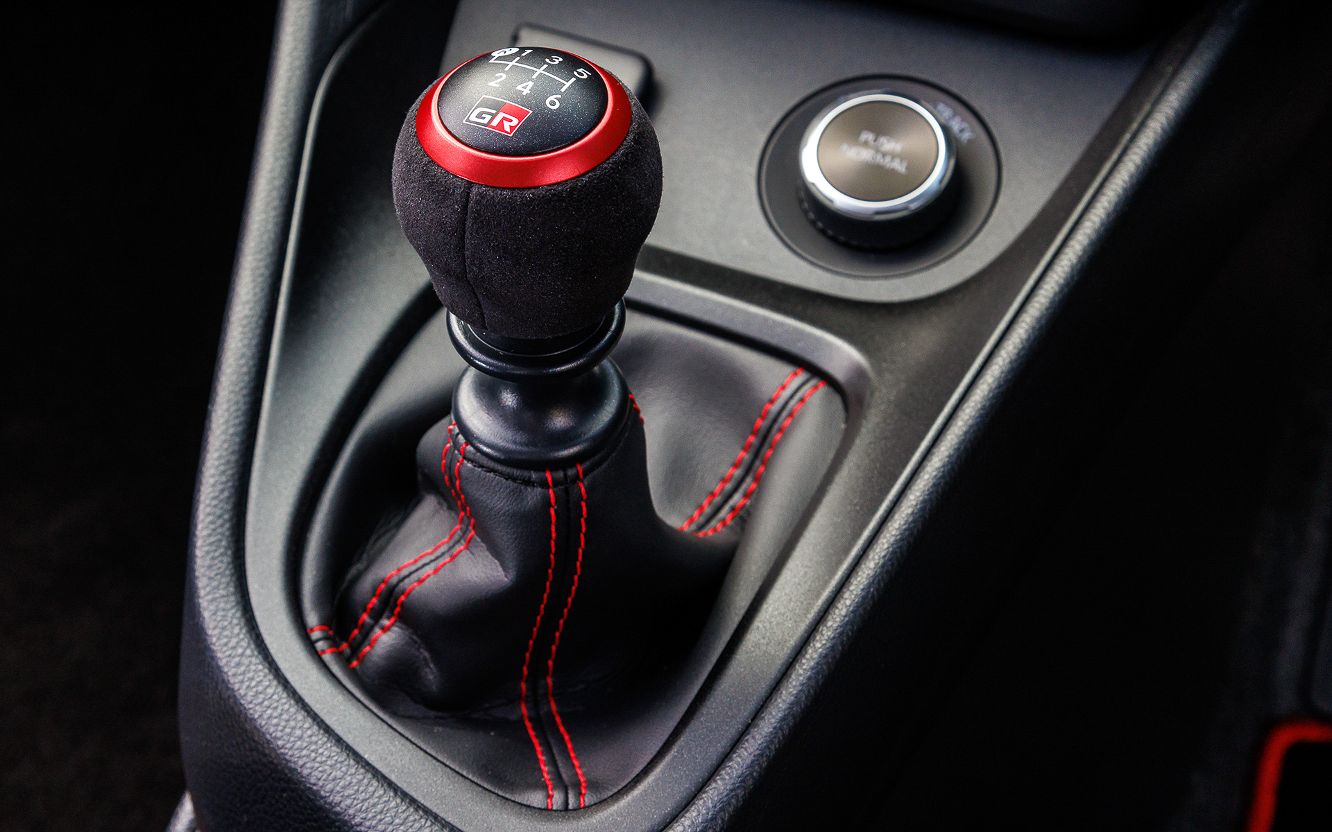 シフトノブも専用デザイン