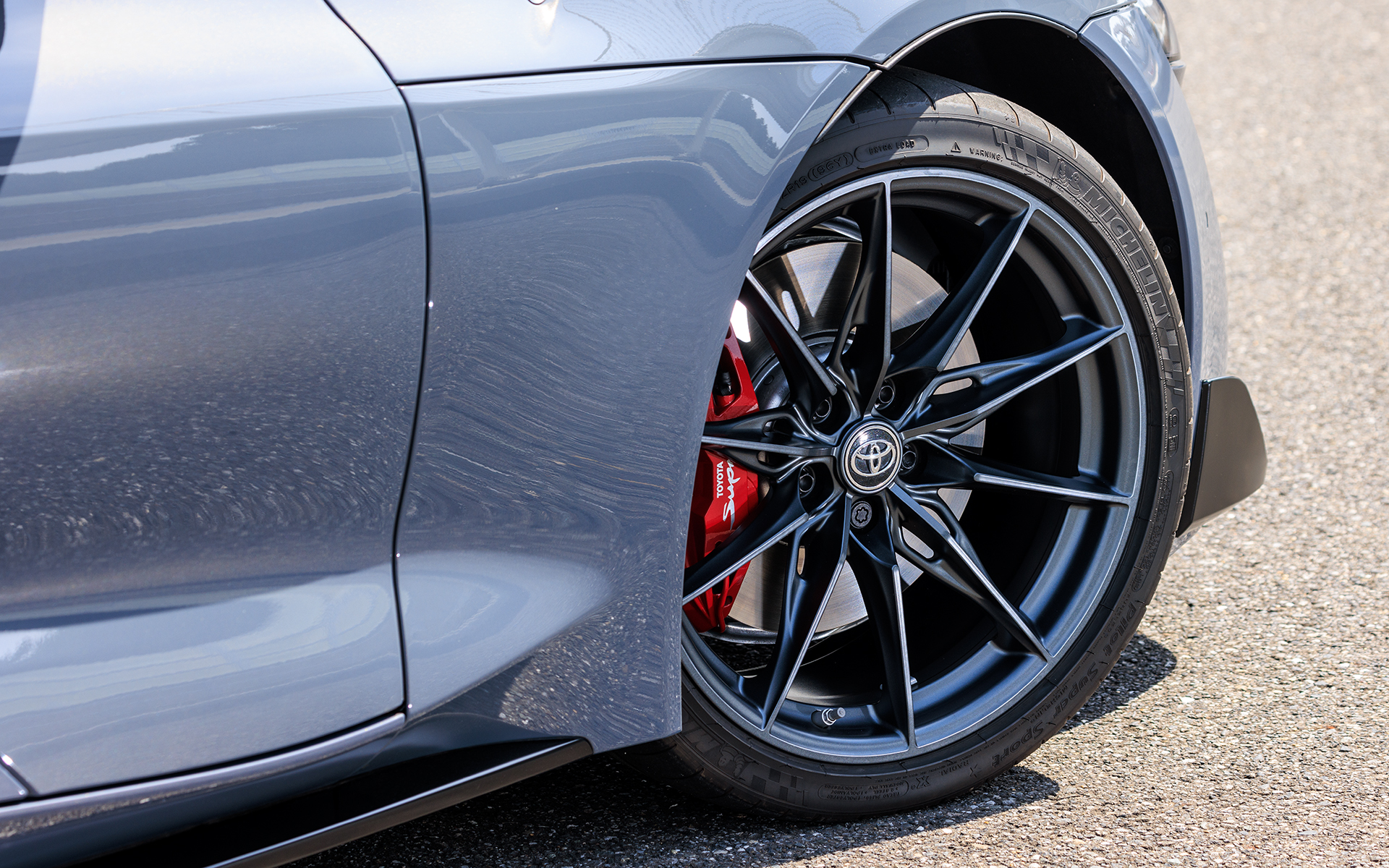 タイヤはミシュランの「パイロットスーパースポーツ」を履く