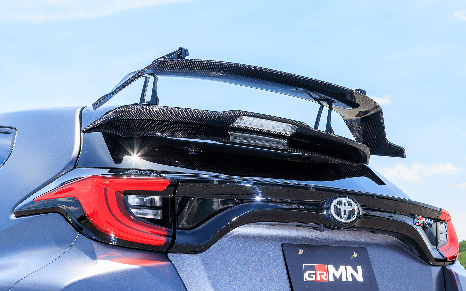 リアウィングとリアスポイラーで空気の層を作り出している