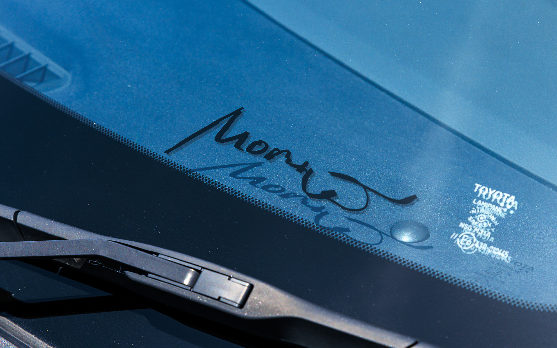 フロントウィンドウにはモリゾウ選手のサインが刻まれている