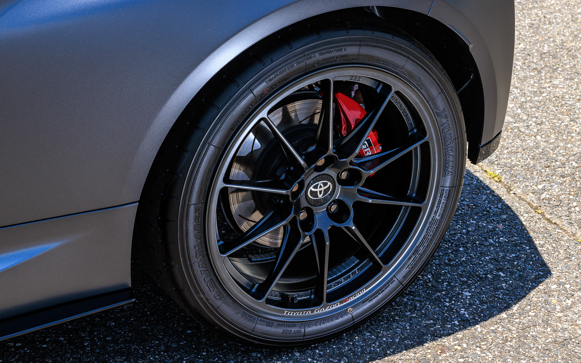 こちらはリア。タイヤはアドバンのA052になる