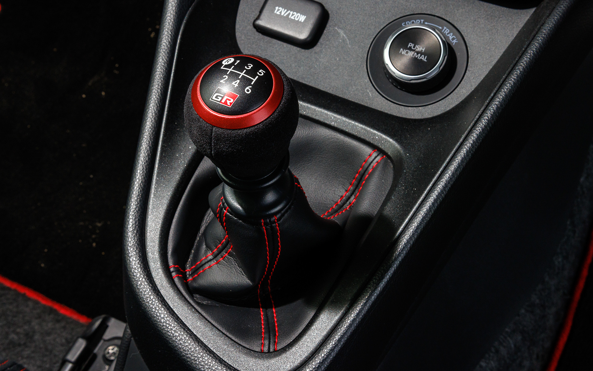 専用シフトノブが取り付けられている