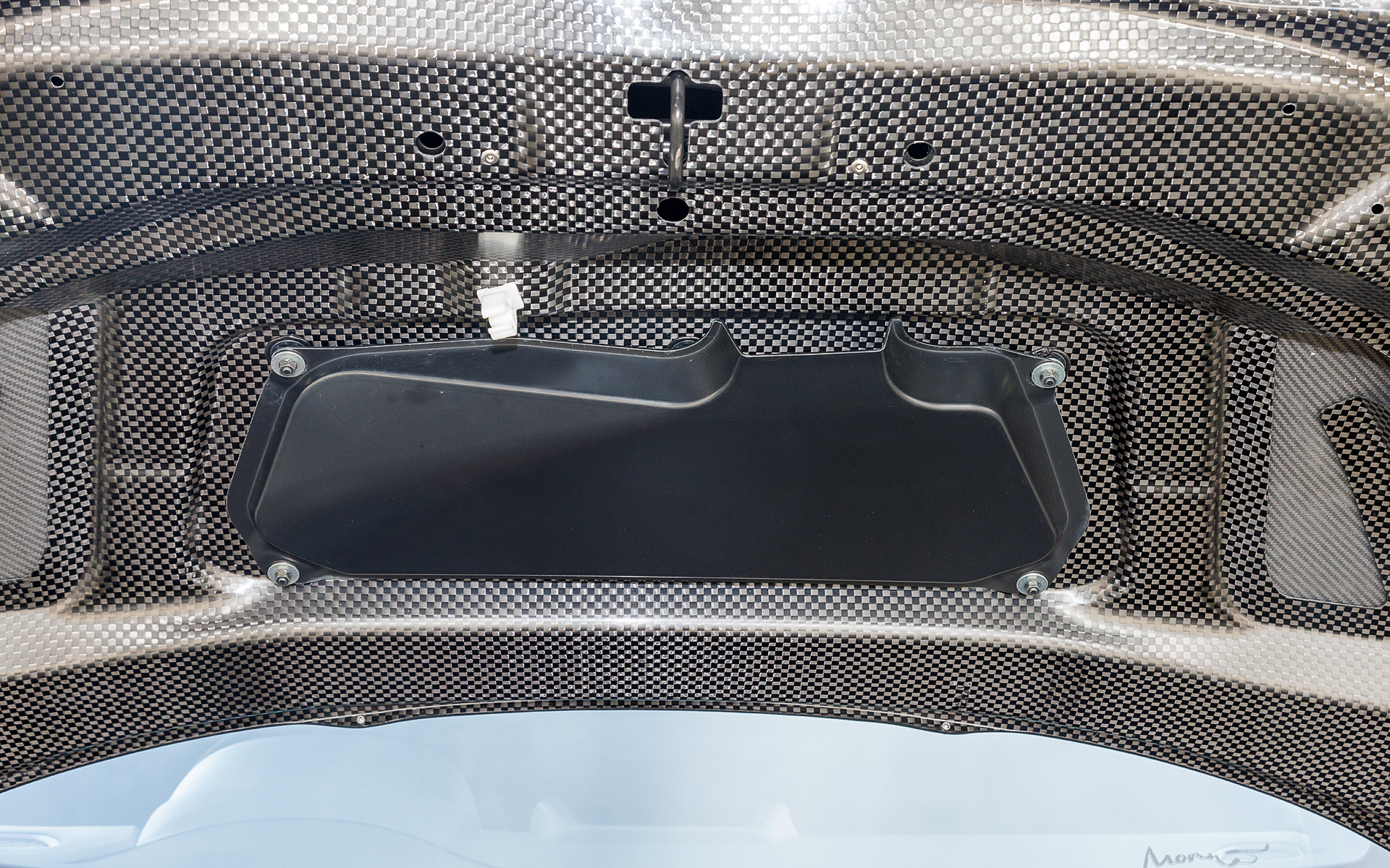 カーボンボンネットに取り付けられたエアアウトレット。GRMNヤリスの空力に貢献する