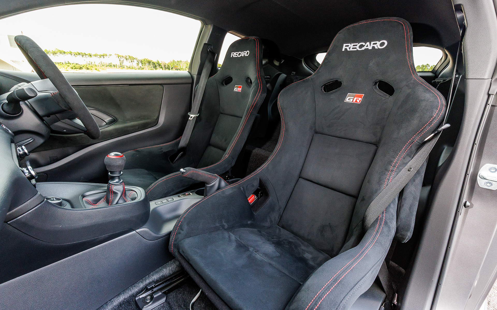 レカロ製の専用フルバケットシート