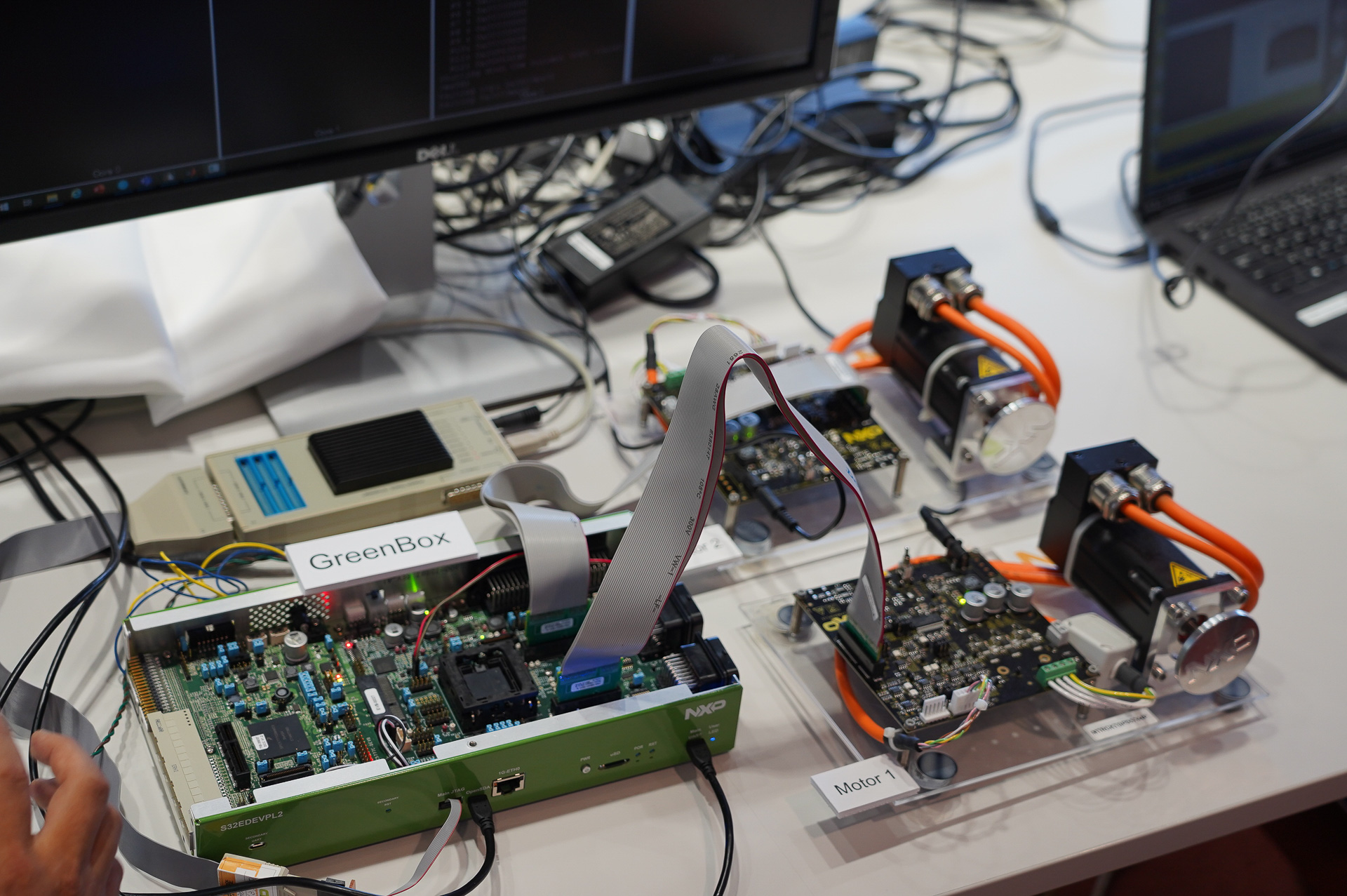 デモシステム、左側の緑がGreenBox