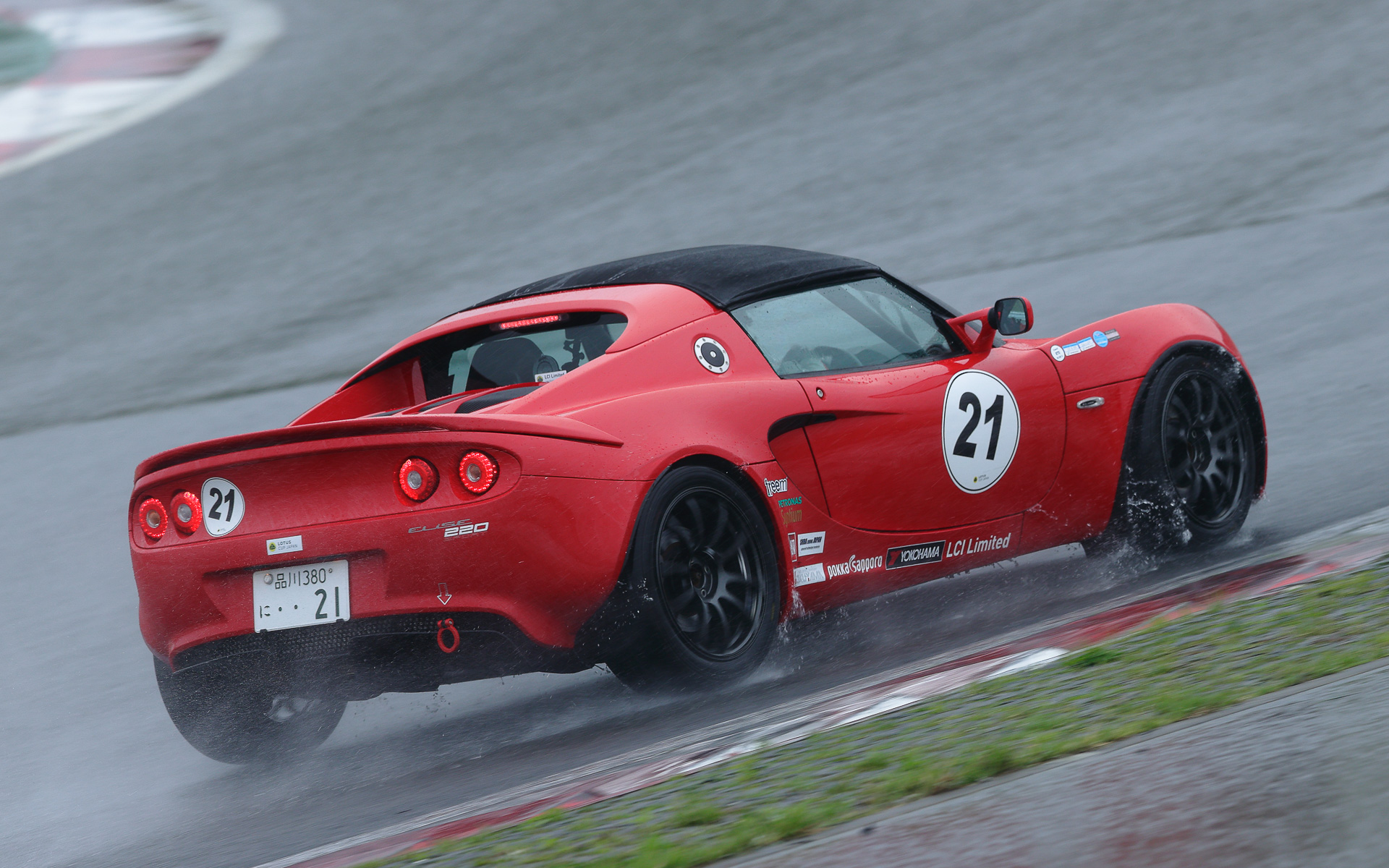 モーターファンフェスタで初めて乗ったものの、当日はあいにくの土砂降りの雨