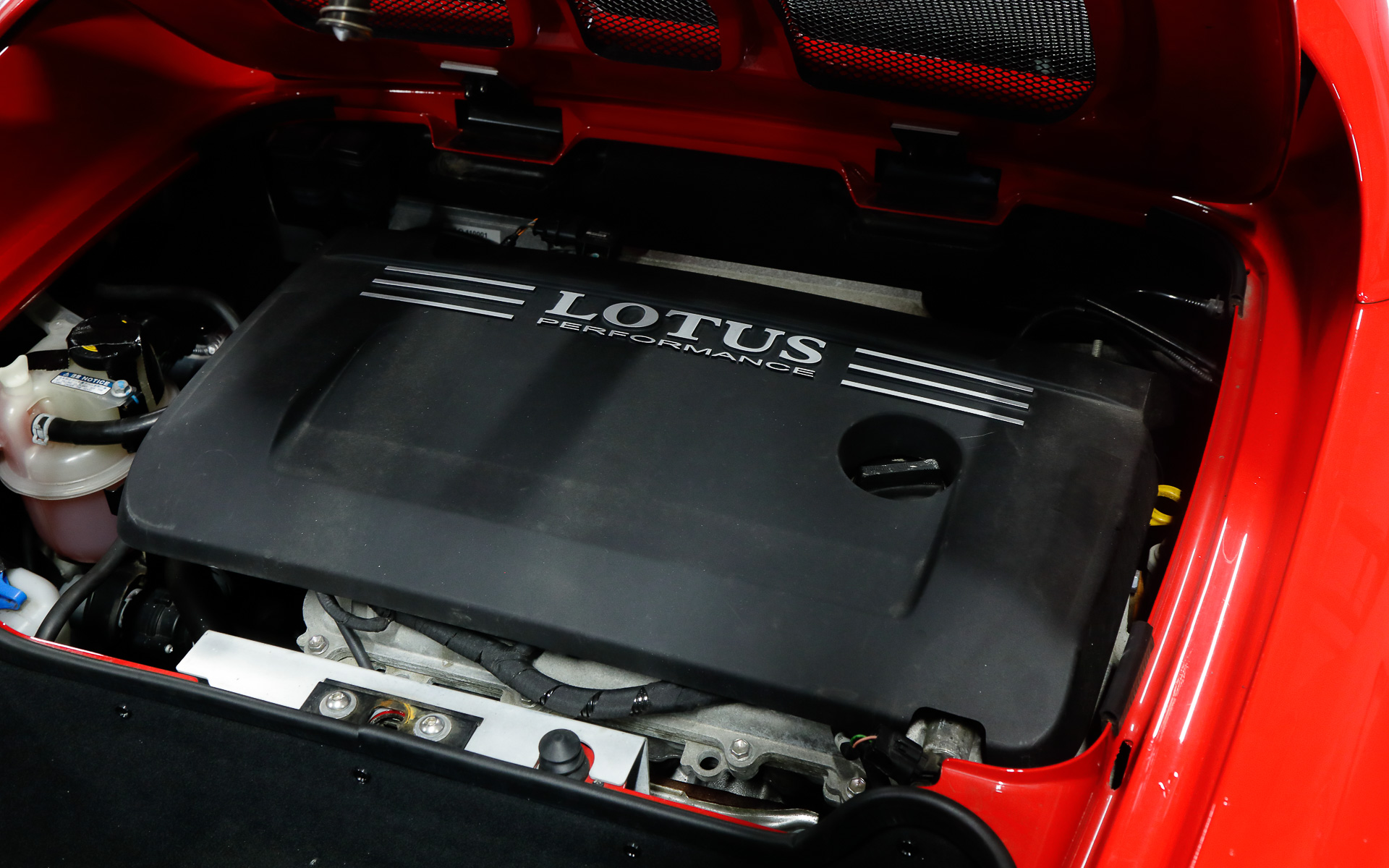 ロールケージが装着されるものの、普通のエリーゼと大きく変わらない