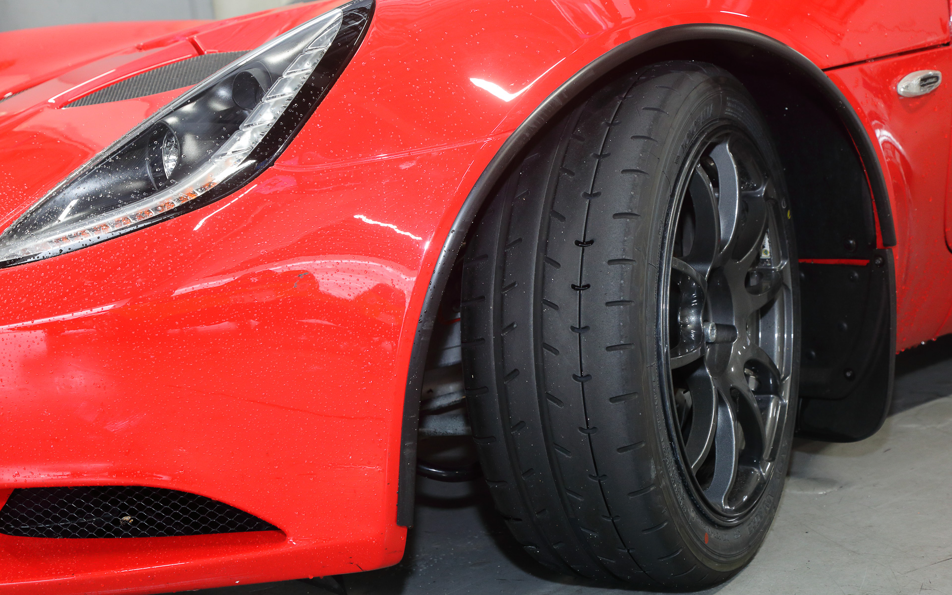 ロールケージが装着されるものの、普通のエリーゼと大きく変わらない