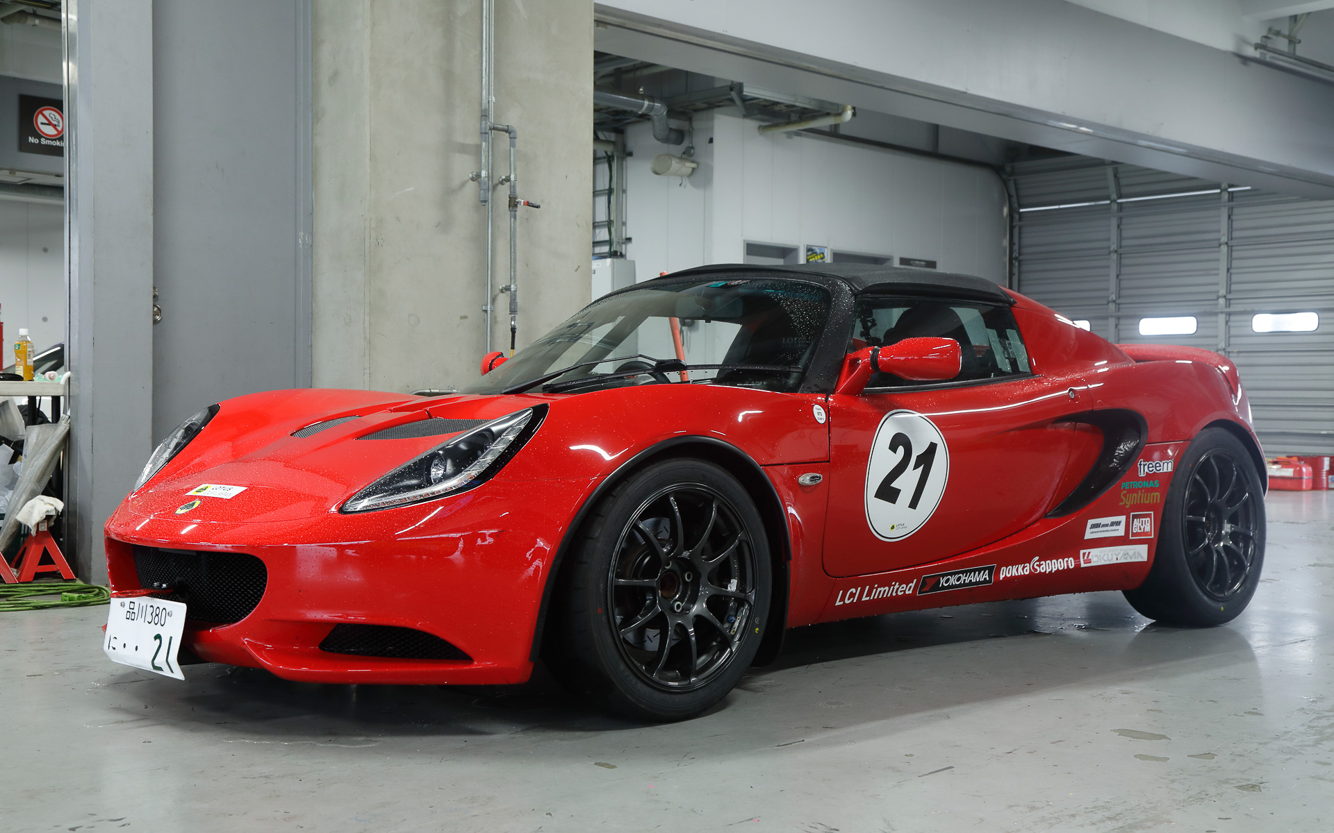 ロールケージが装着されるものの、普通のエリーゼと大きく変わらない